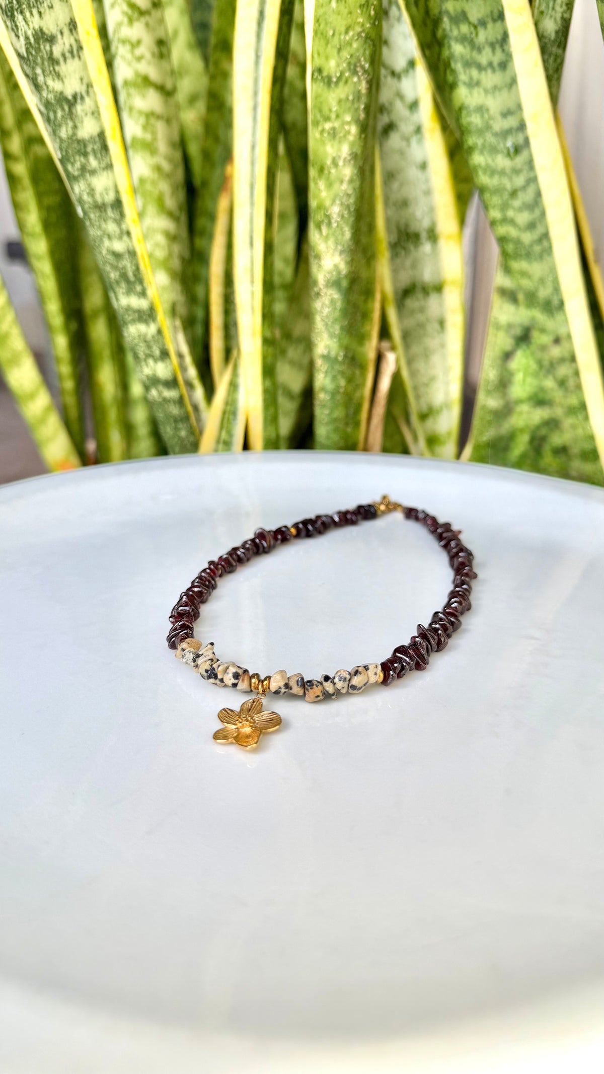Collier Grenat & Jaspe Dalmatien – Mini Fleur