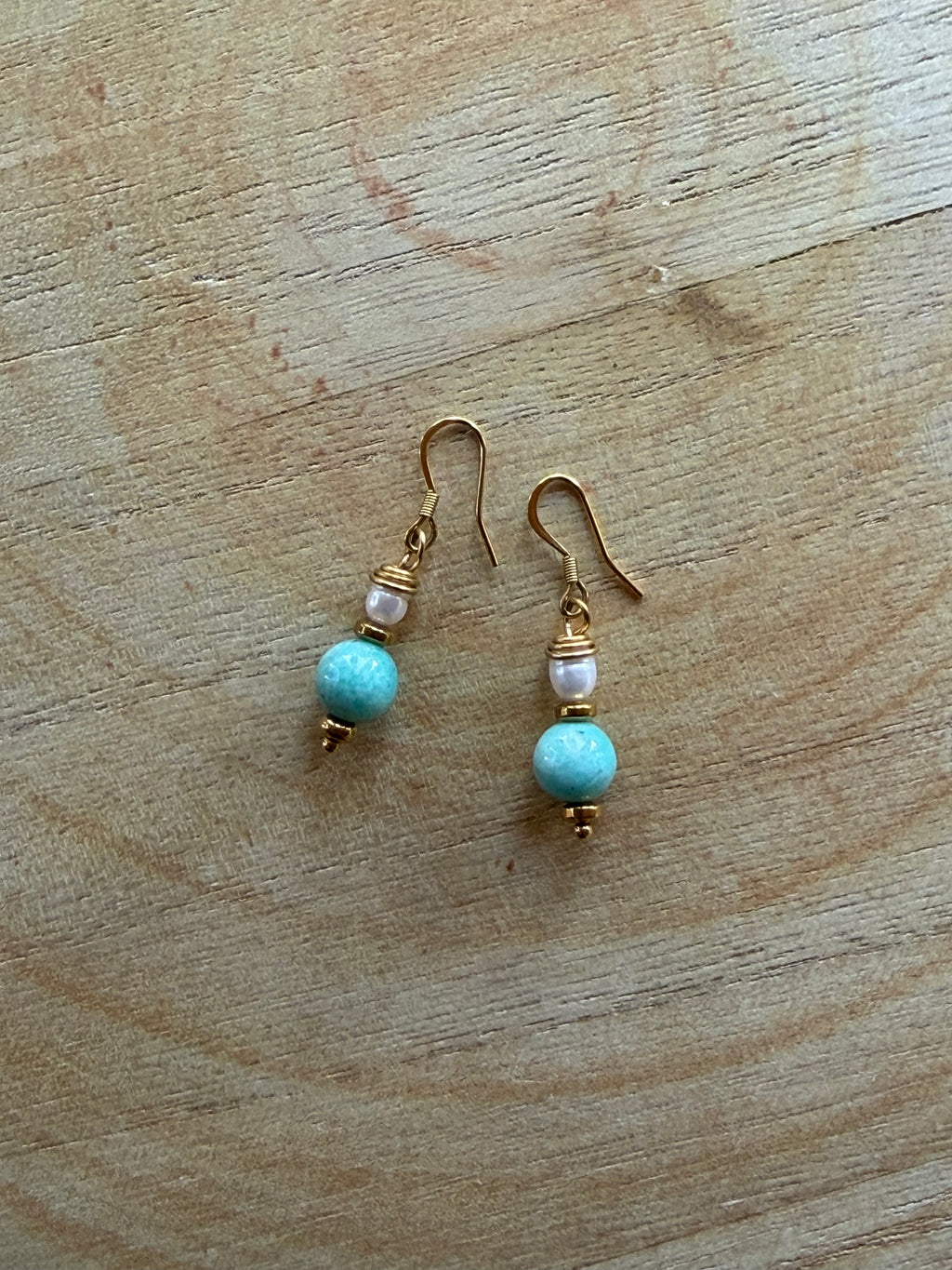 Boucles d’oreilles Amazonite, Hématite Dorée & Perle d’Eau Douce