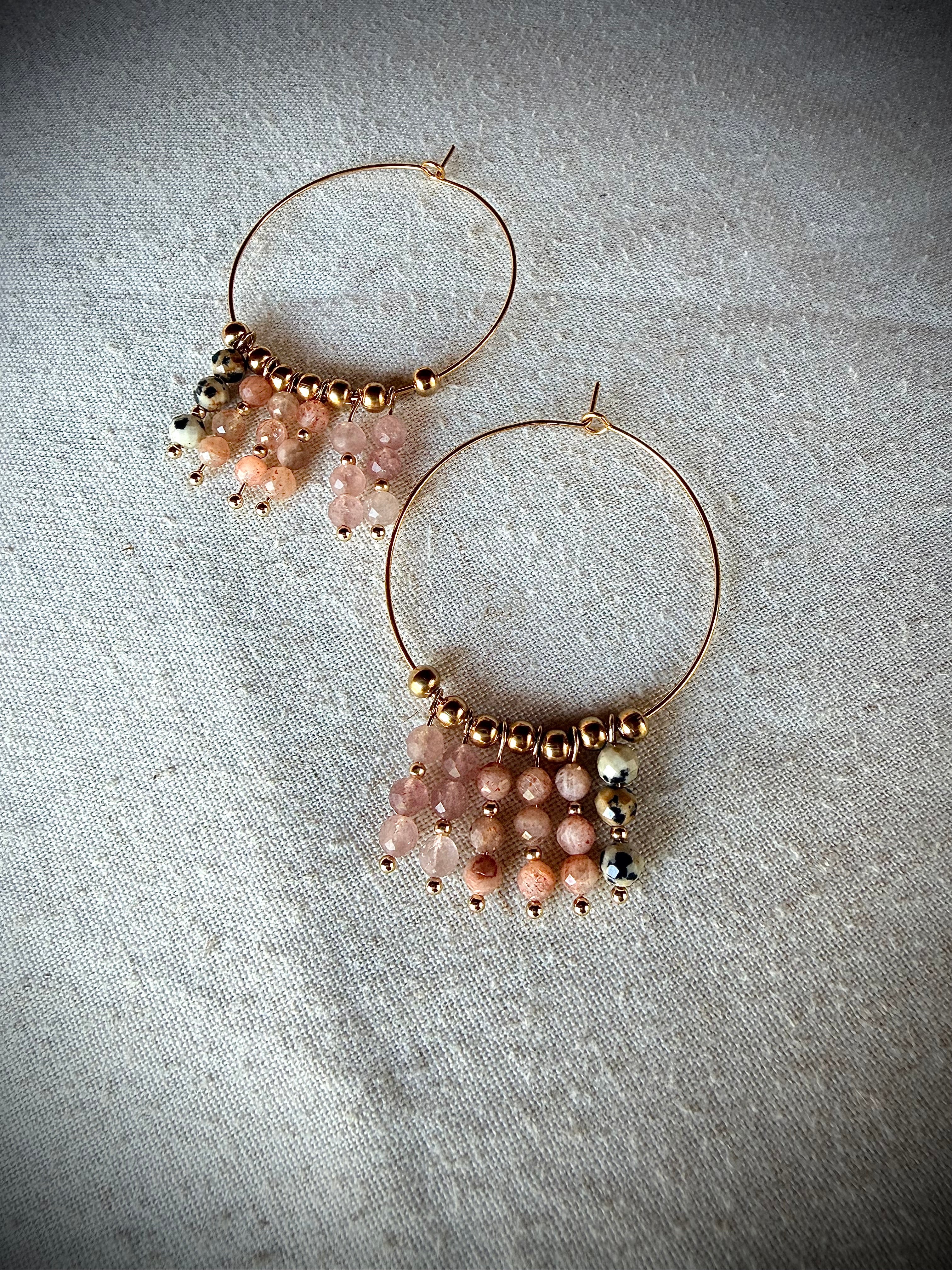 Boucles Naïa – jaspe dalmatien, quartz fraise et pierre du soleil