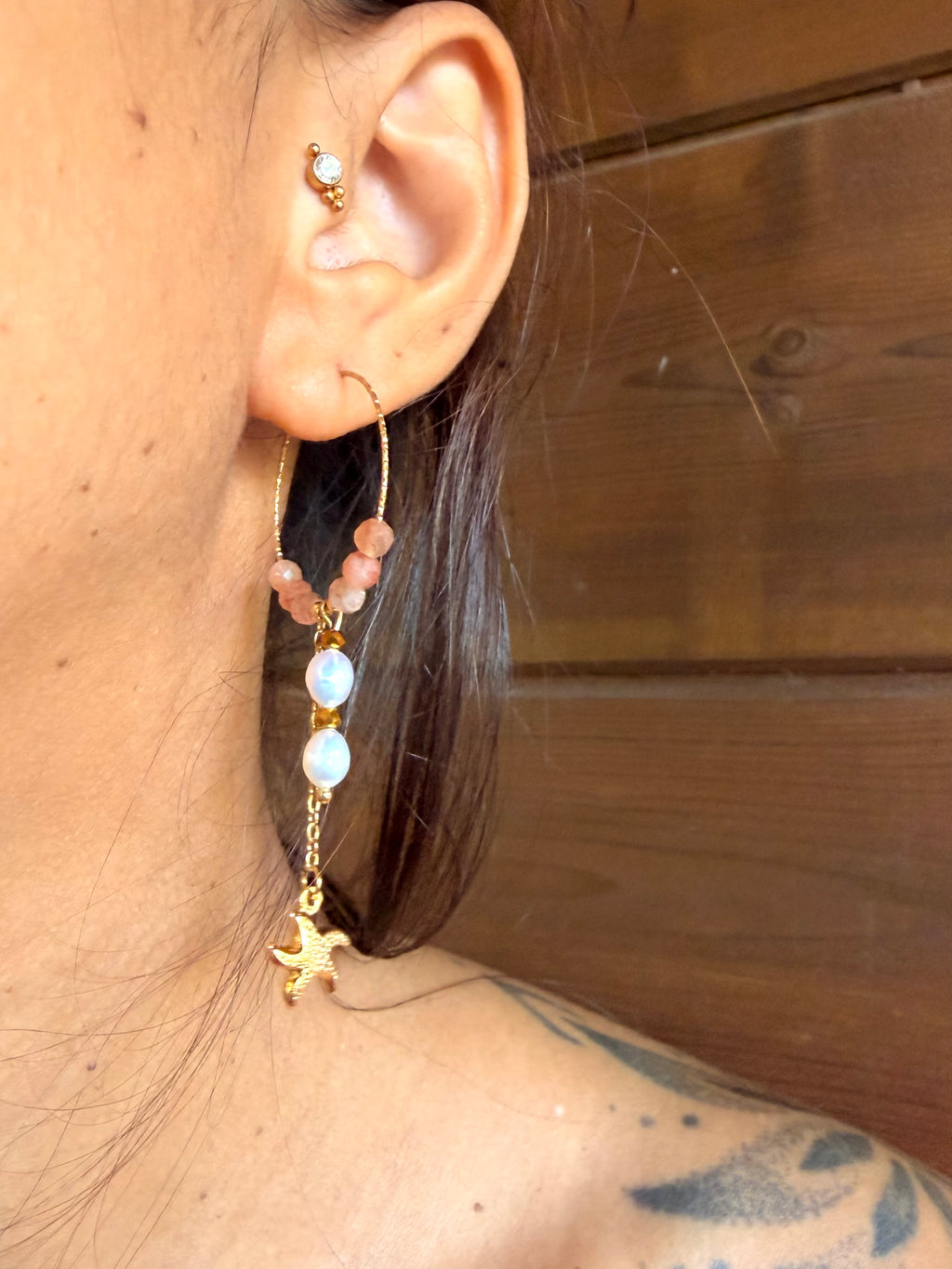 Boucles d’oreilles Soléa – Pierre du soleil, perle d’eau douce et acier inoxydable