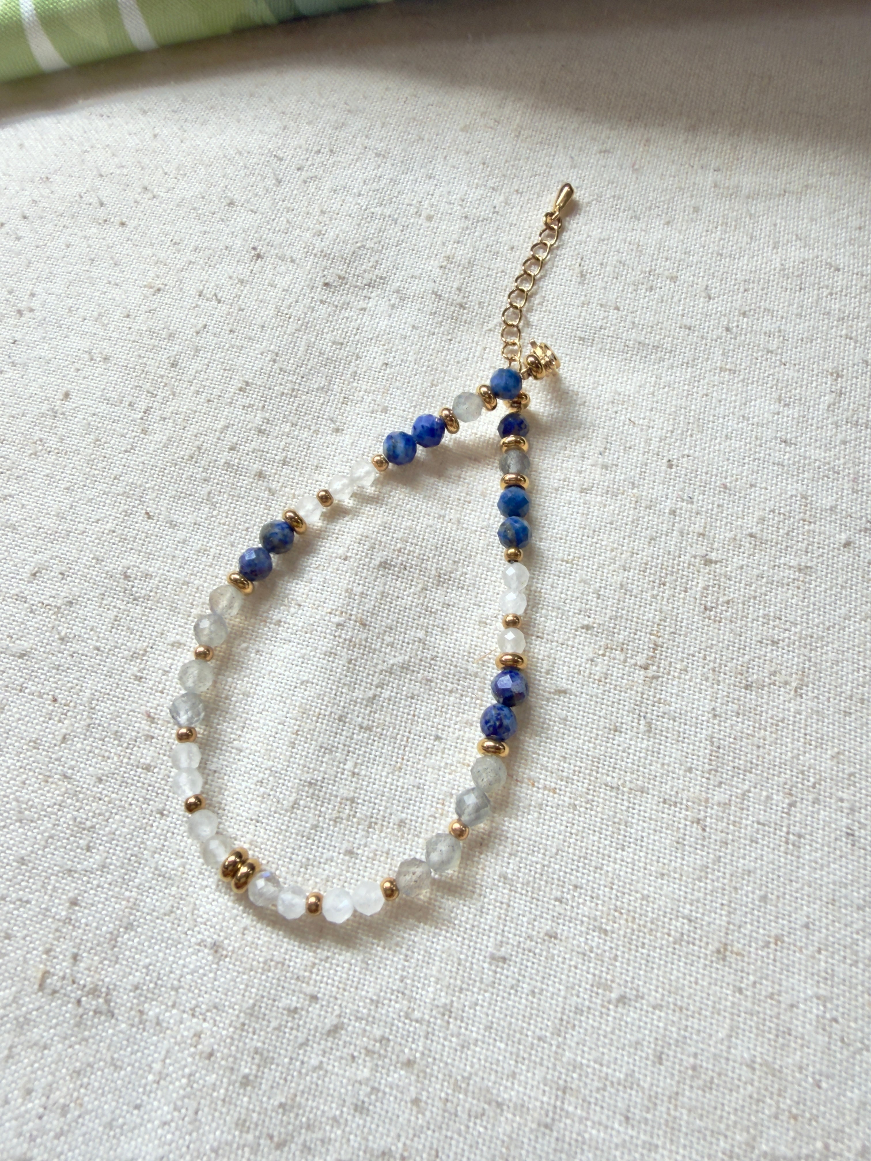 Bracelet en pierres naturelles lapis lazuli, pierre de lune et labradorite – Sélina