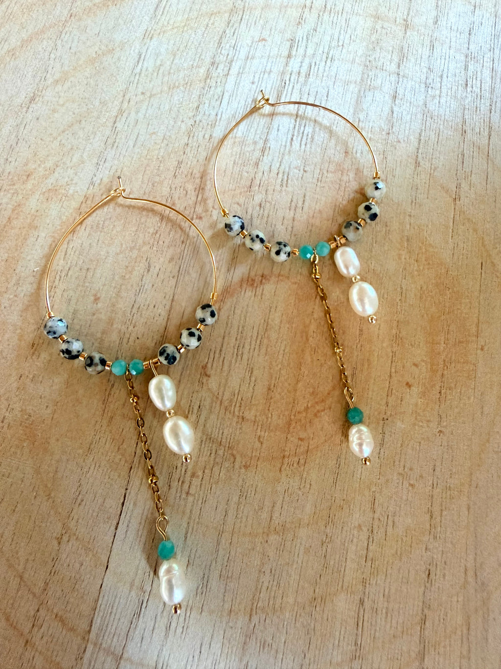 Boucles d’oreilles Naé – Amazonite, jaspe dalmatien et perles d’eau douce
