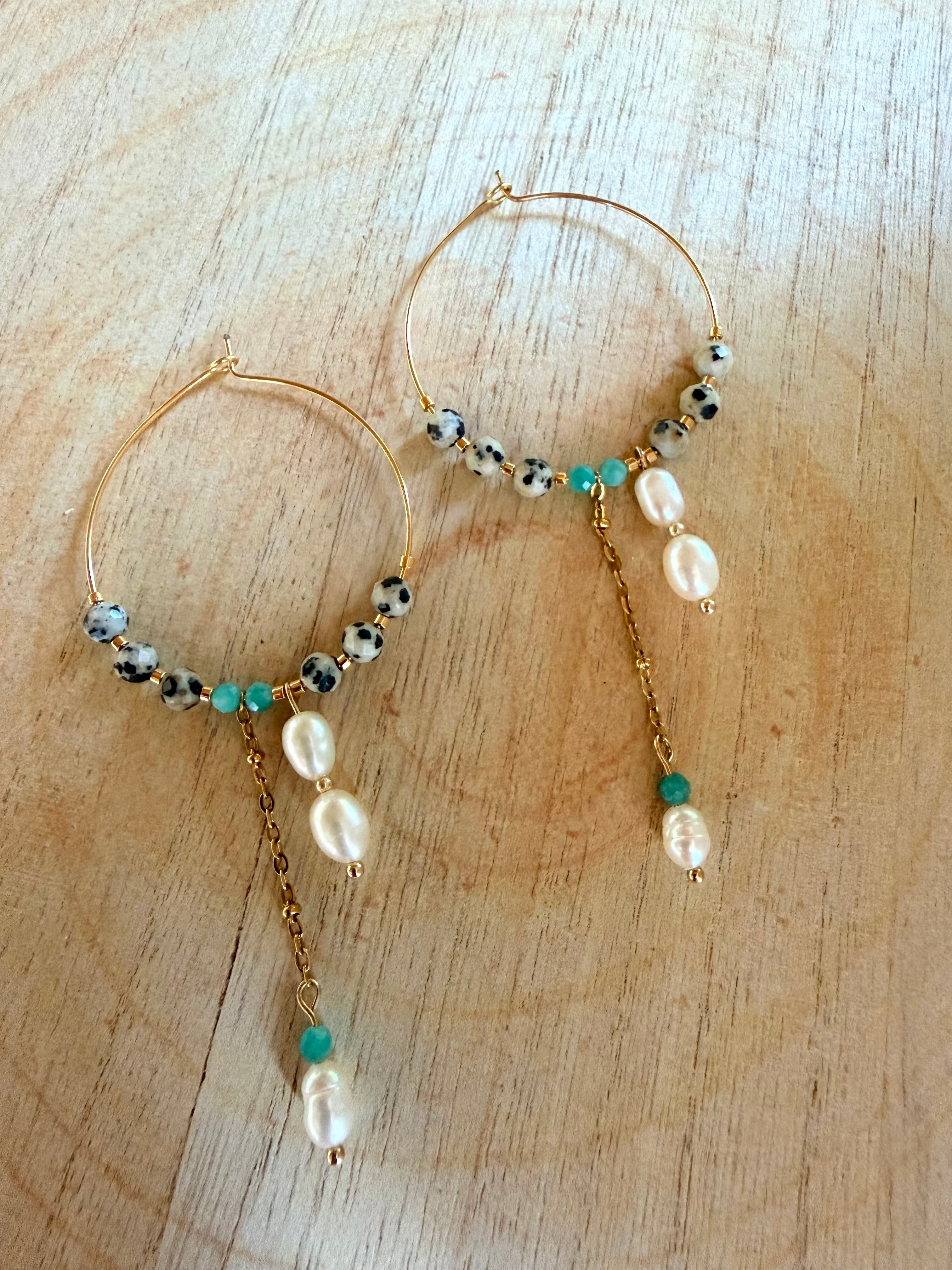Boucles d’oreilles Naé – Amazonite, jaspe dalmatien et perles d’eau douce