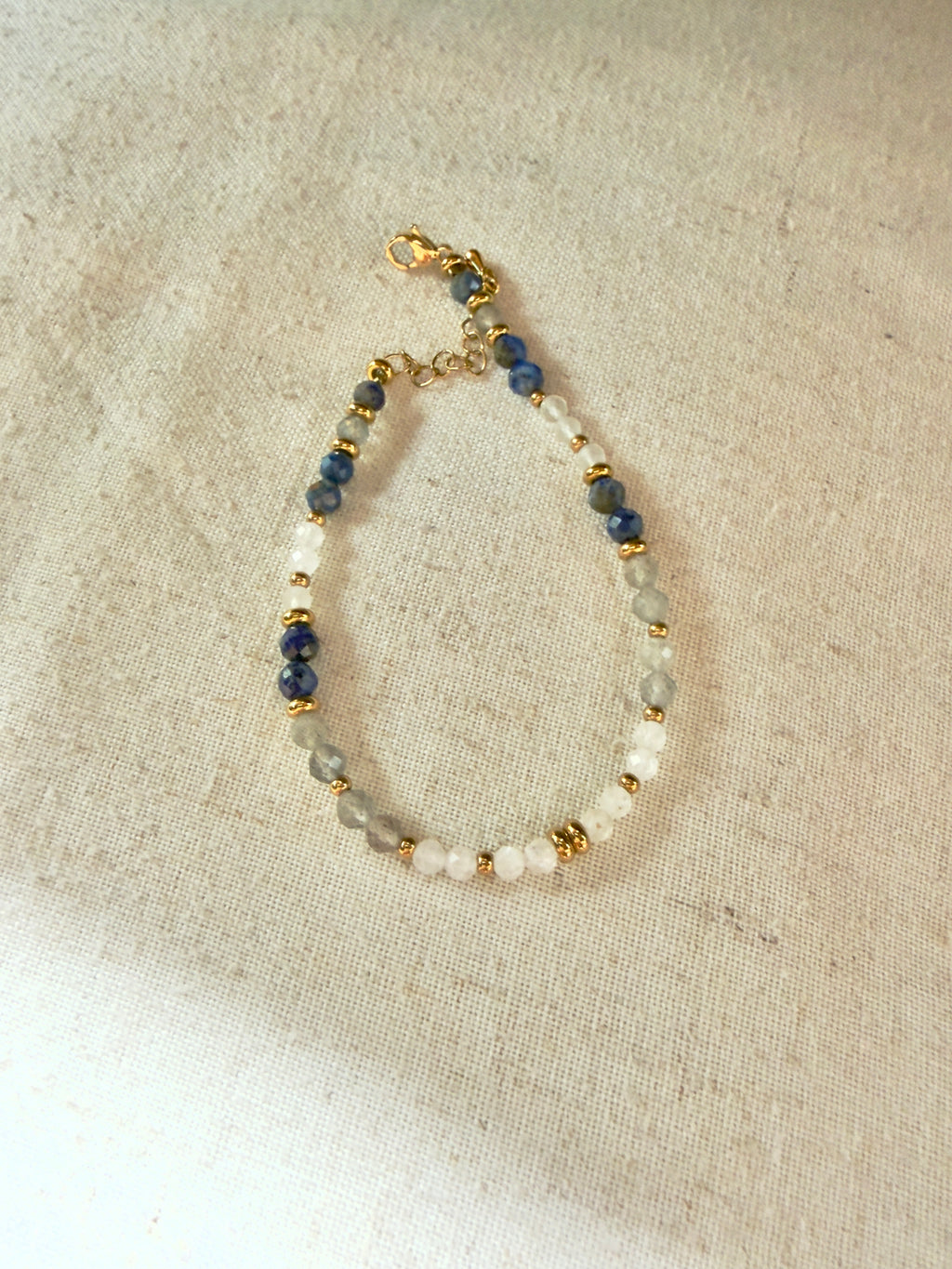 Bracelet en pierres naturelles lapis lazuli, pierre de lune et labradorite – Sélina