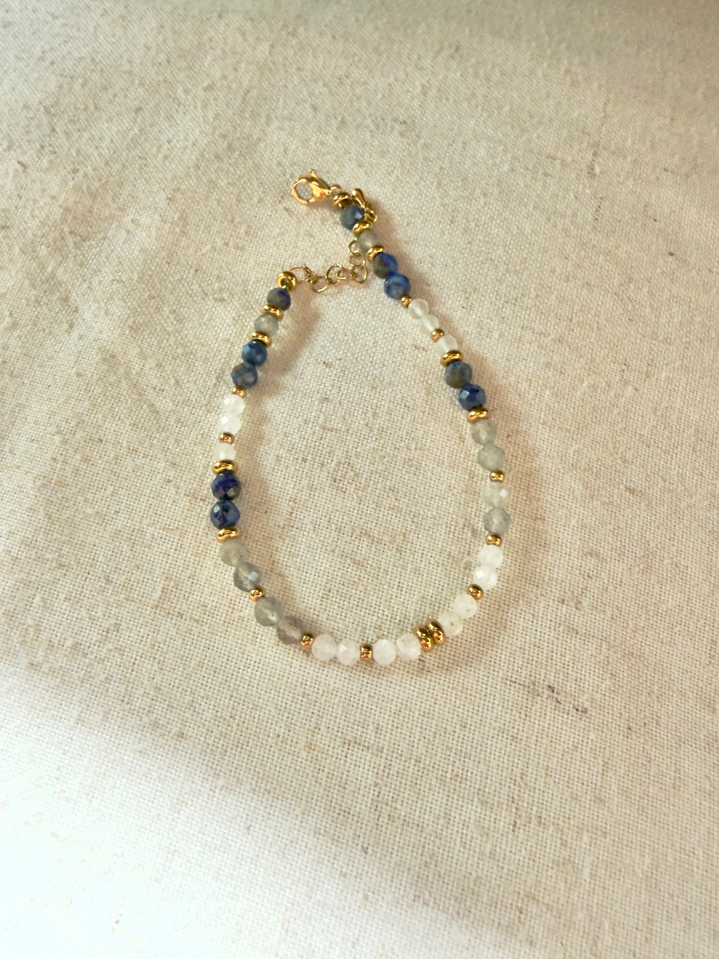 Bracelet en pierres naturelles lapis lazuli, pierre de lune et labradorite – Sélina