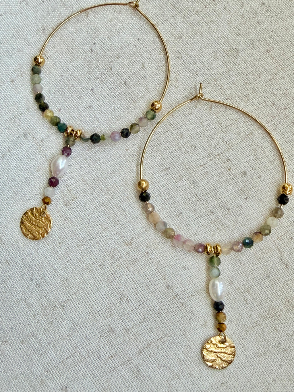 Boucles d’oreilles Maïa – Tourmaline multicolore, perle d’eau douce et acier inoxydable