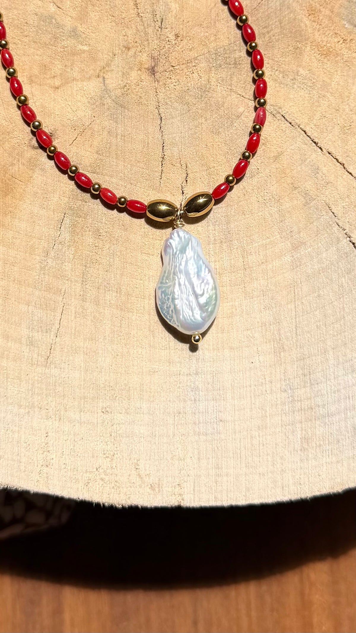Collier Bambou de mer rouge & Perle d’eau douce baroque