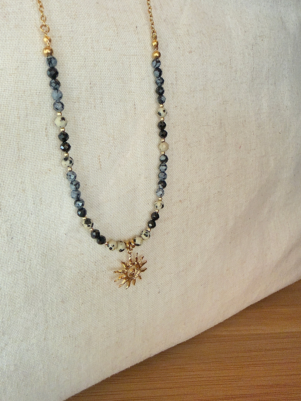 Collier Éclat Solaire – Obsidienne neige, jaspe dalmatien et spinelle noire