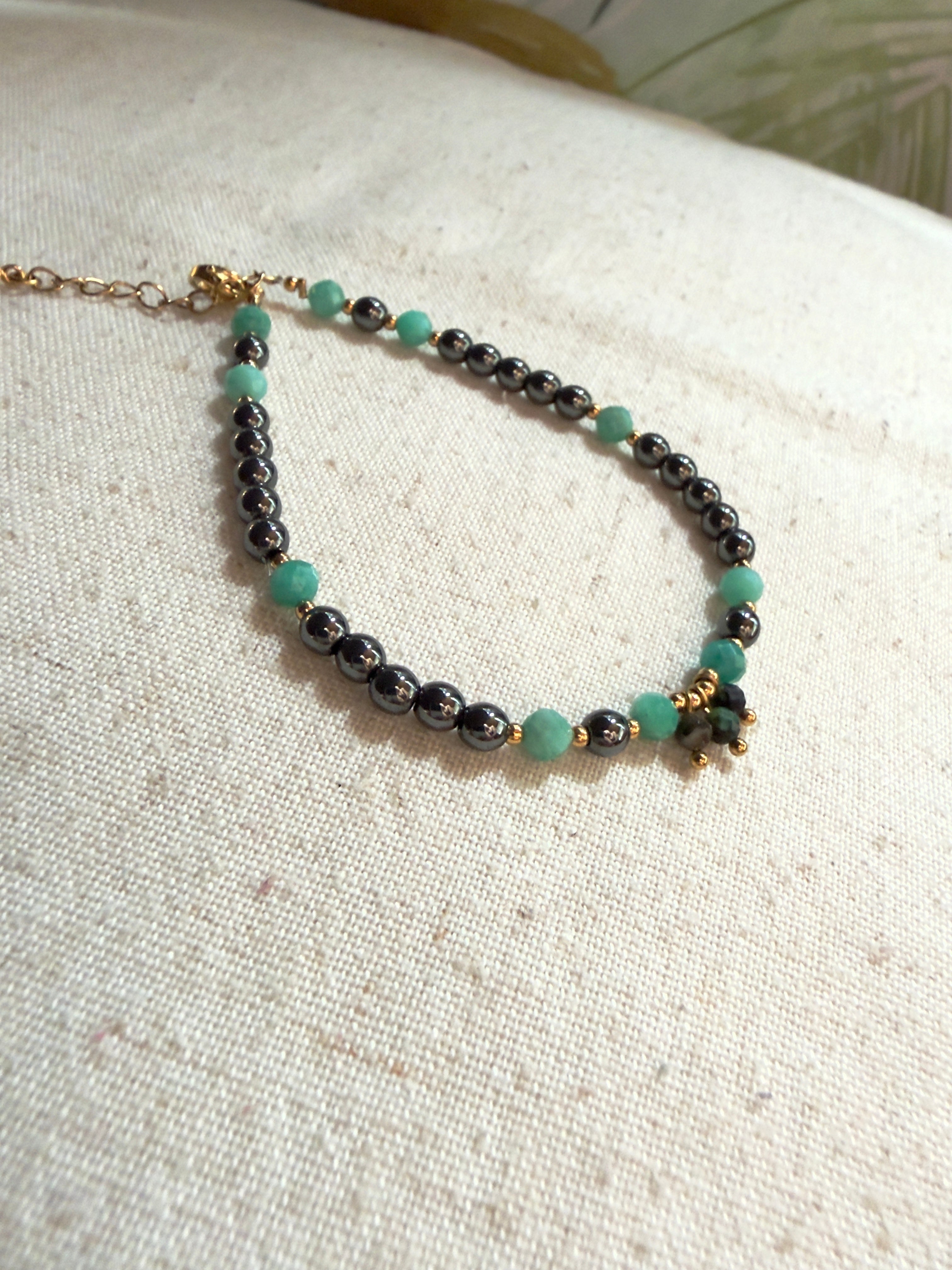 Bracelet en pierres naturelles hématite et amazonite avec breloque en turquoise africaine – Léona