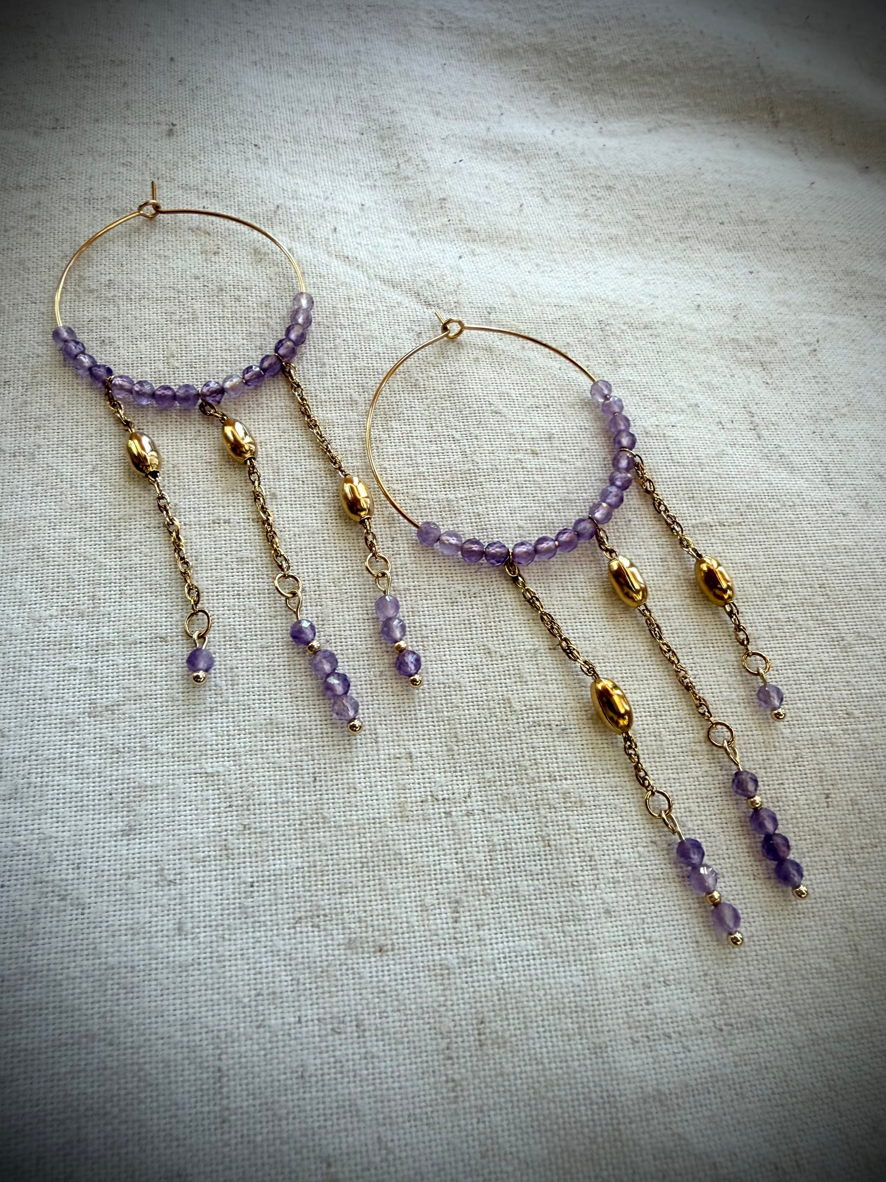 Boucles d’oreilles Ysia – Améthyste naturelle et chaînes en acier inoxydable
