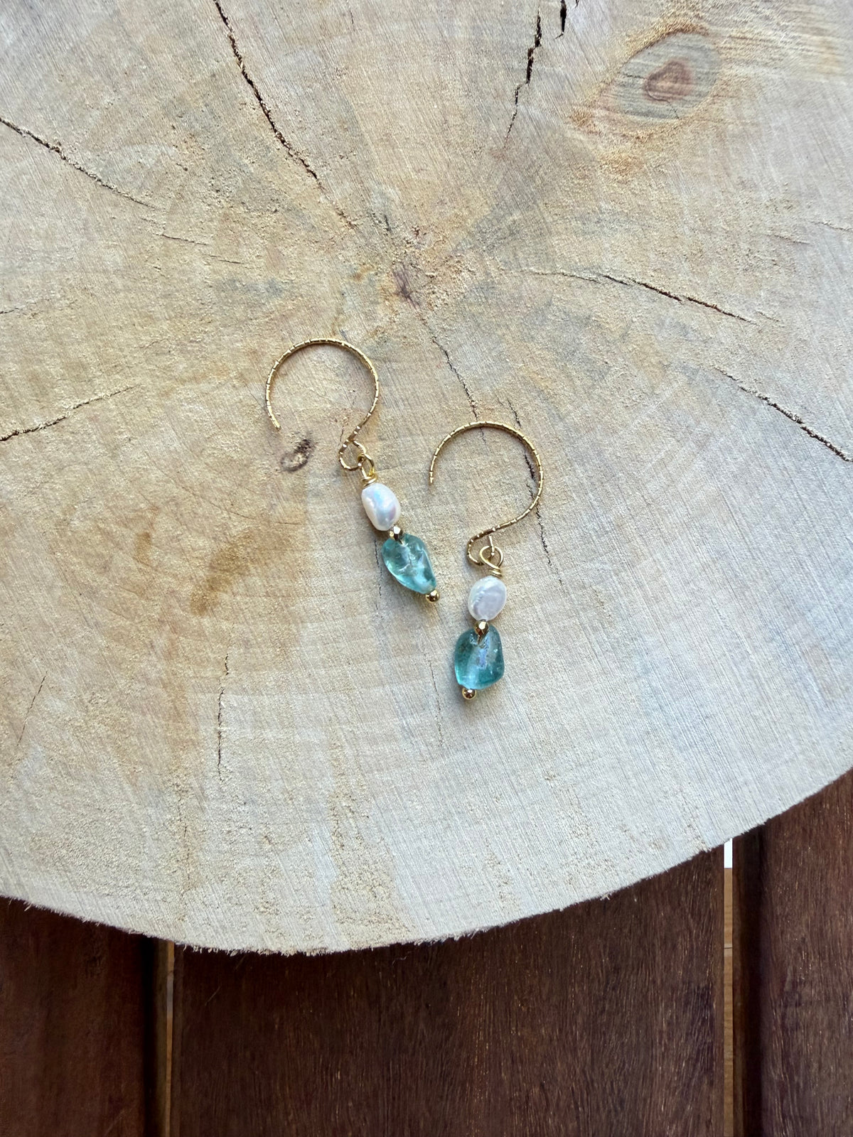 Boucles d’Oreilles Apatite Bleue, Perle d’Eau Douce & Hématite Dorée