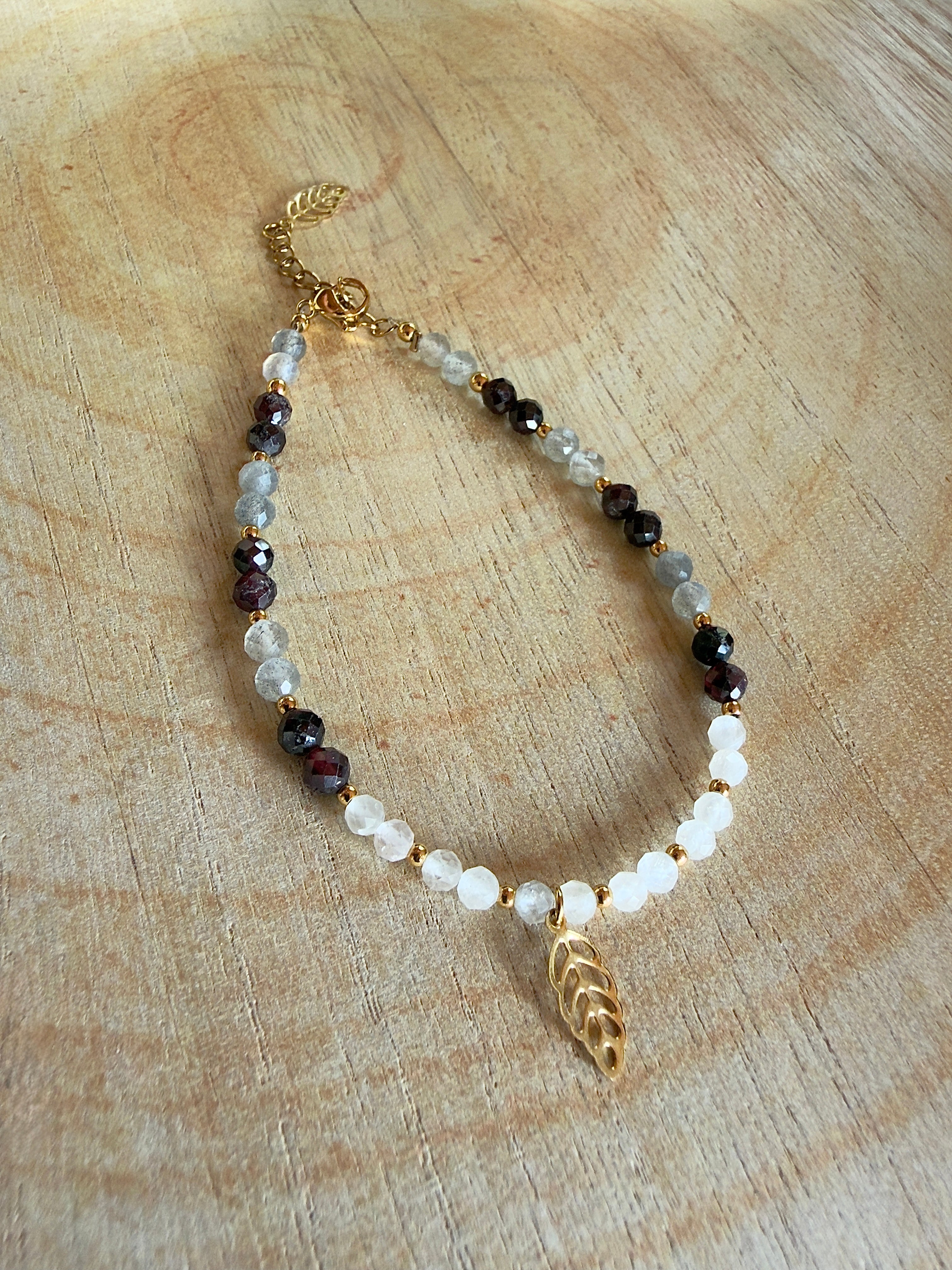 Bracelet en pierres naturelles pierre de lune, grenat et labradorite avec breloque feuille – Aléa