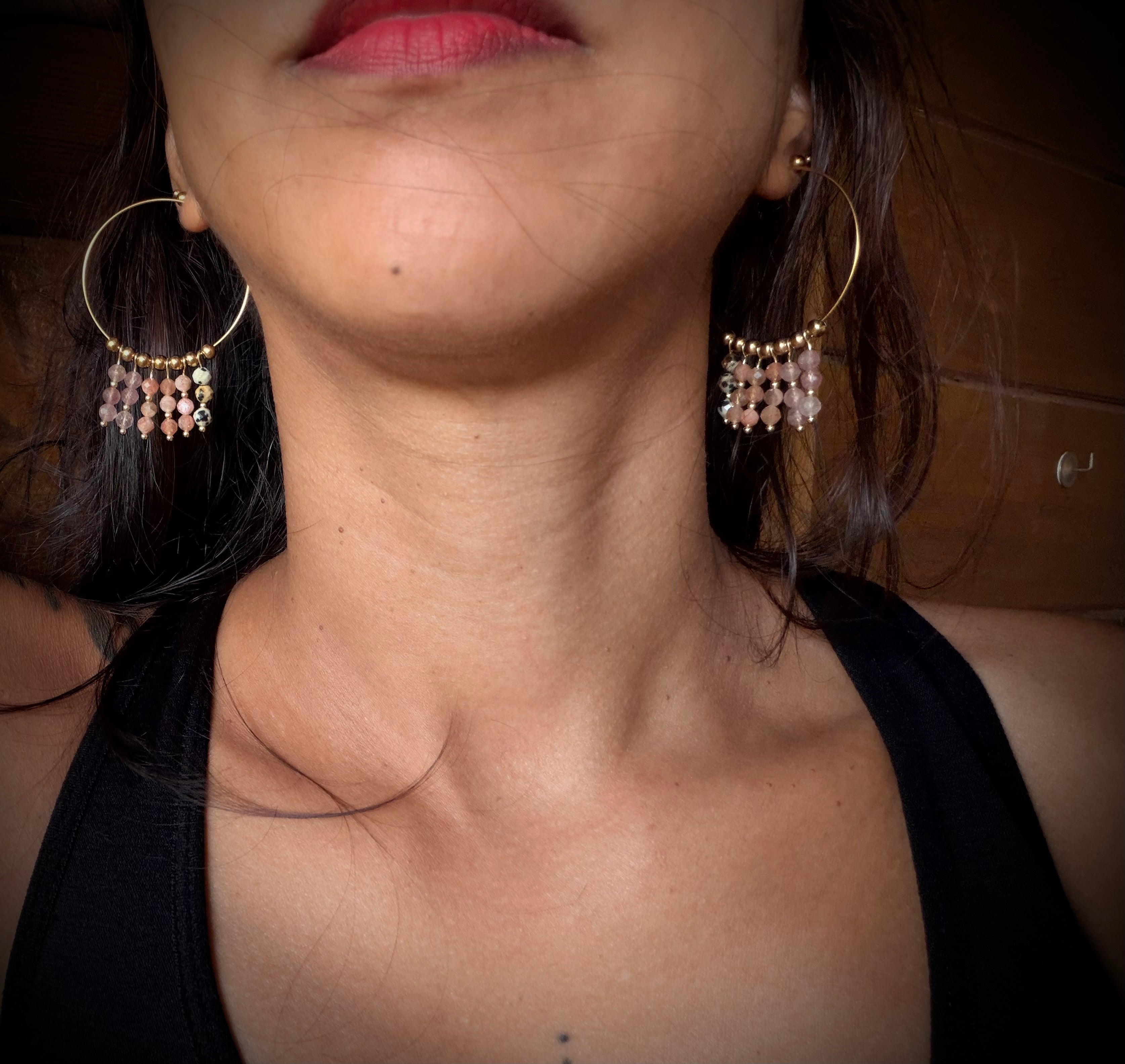 Boucles Naïa – jaspe dalmatien, quartz fraise et pierre du soleil