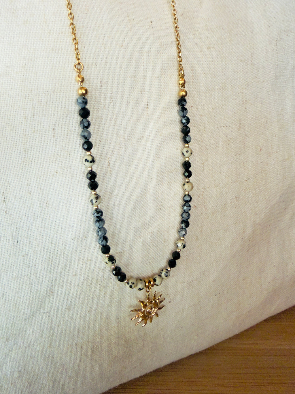 Collier Éclat Solaire – Obsidienne neige, jaspe dalmatien et spinelle noire