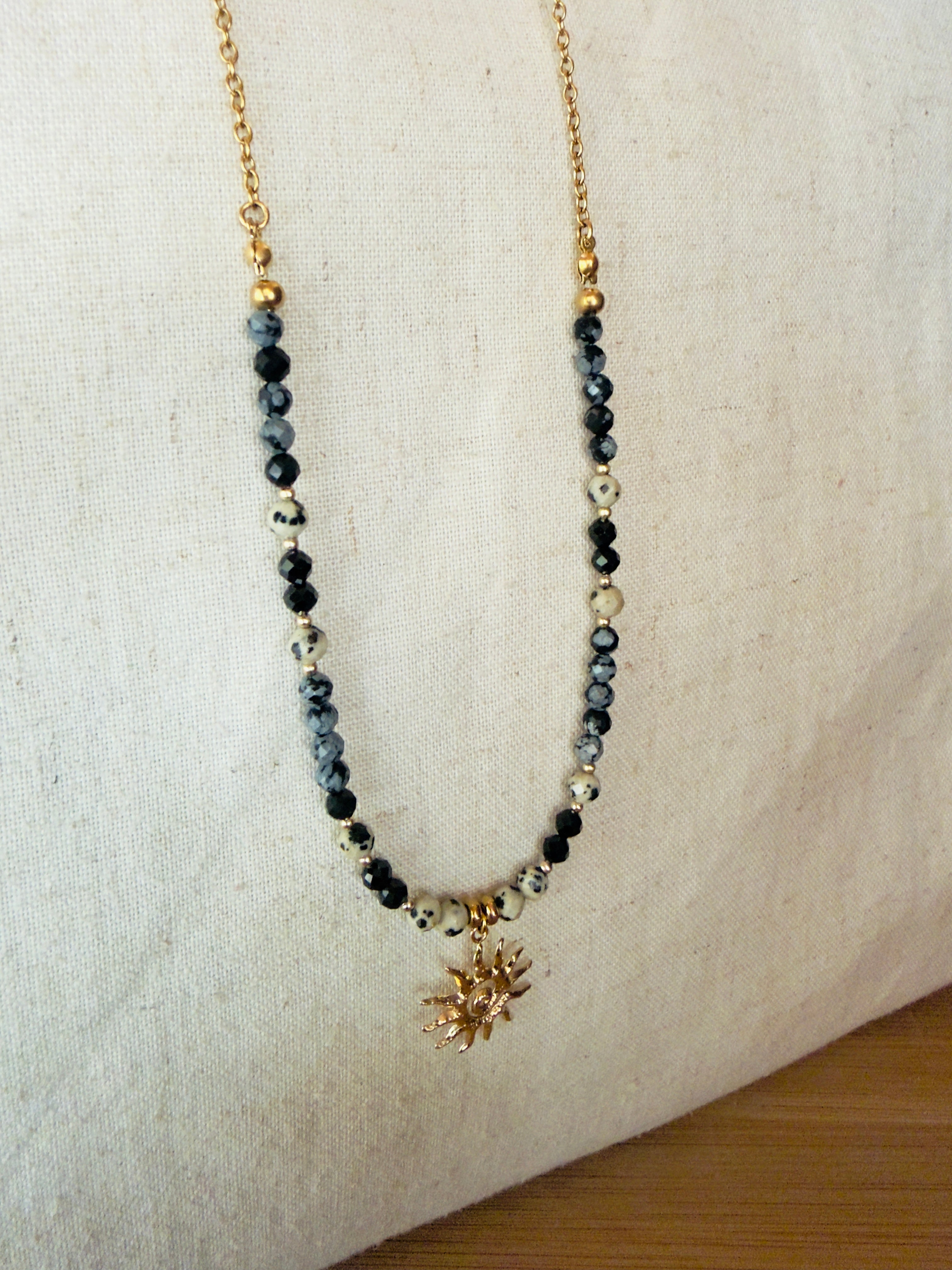 Collier Éclat Solaire – Obsidienne neige, jaspe dalmatien et spinelle noire