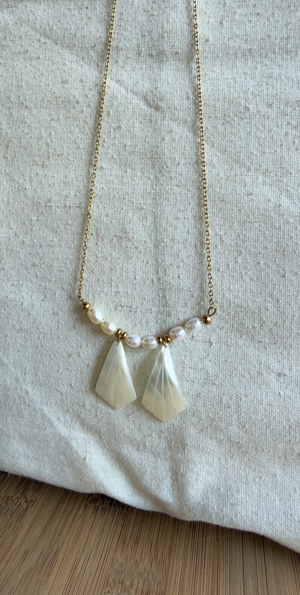 Collier Riviera avec perles d’eau douce blanches et breloques nacre pendantes – Maréa