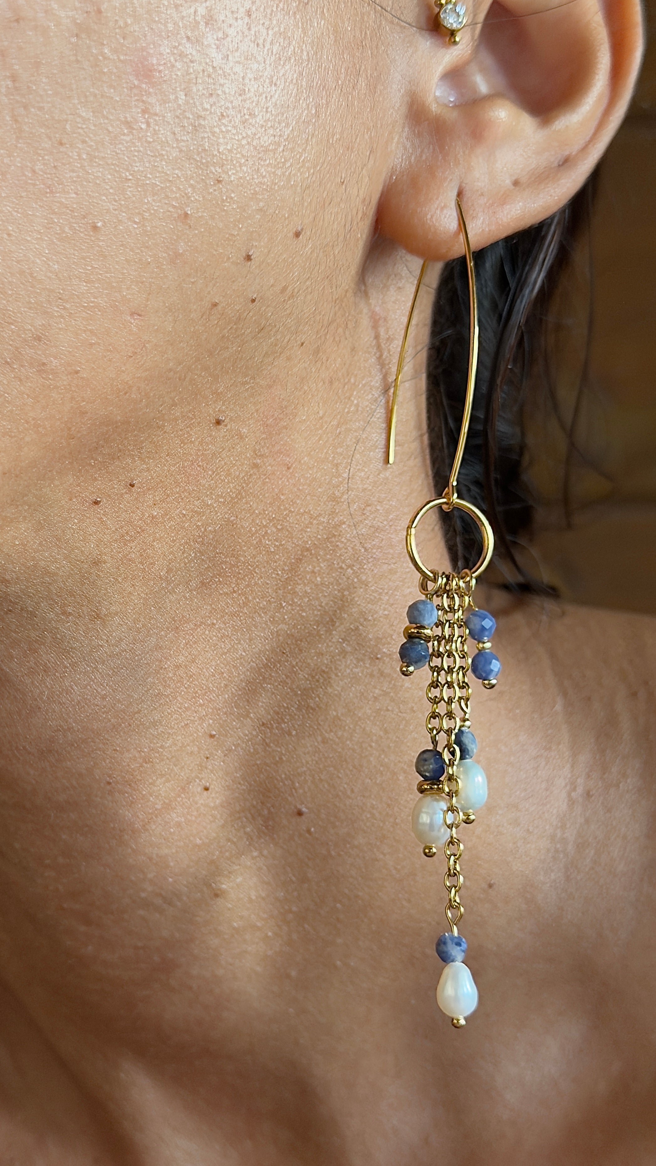 Boucles d’oreilles Nyla – Sodalite et perles d’eau douce