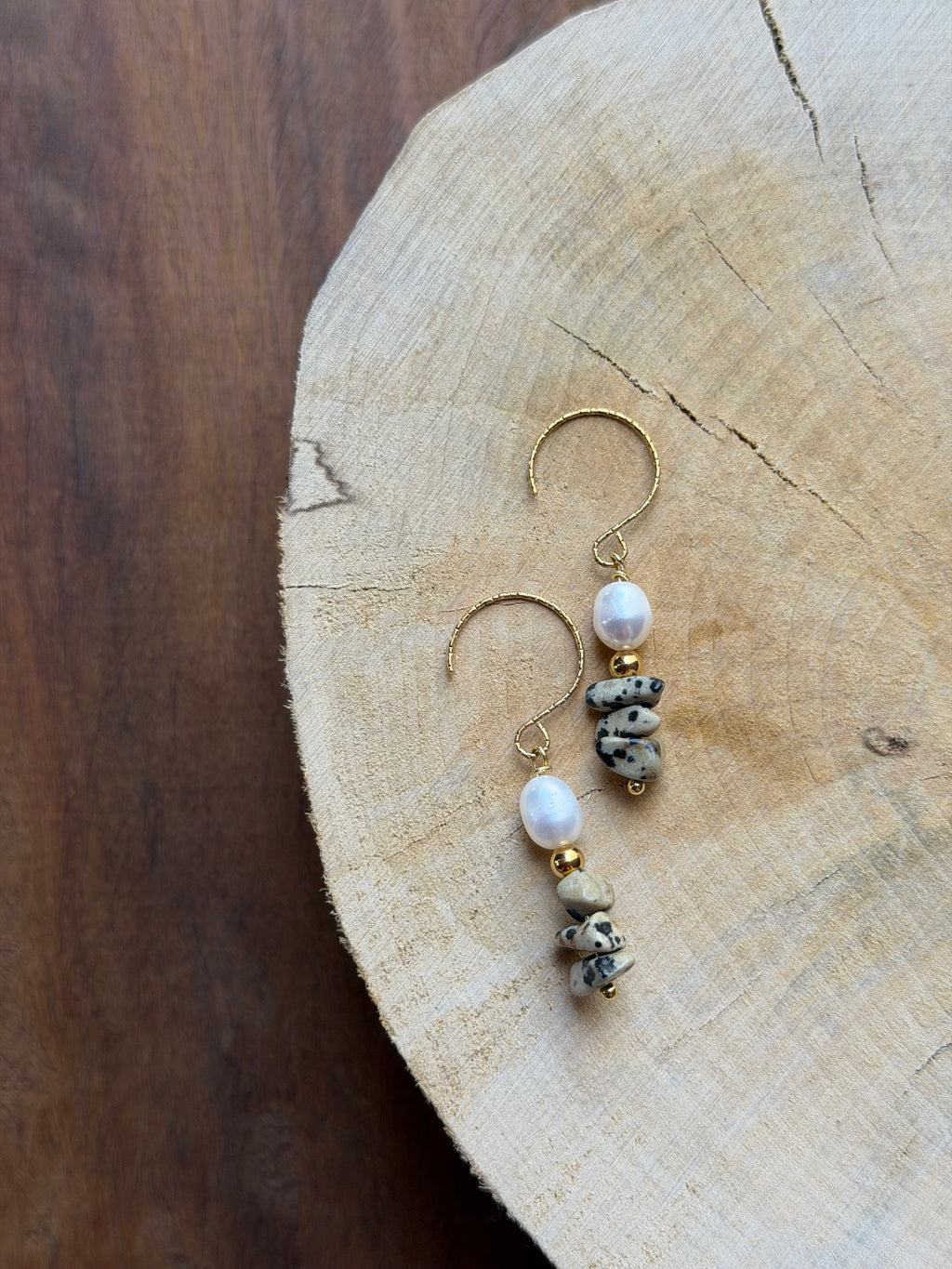 Boucles d’Oreilles Jaspe Dalmatien, Perle d’Eau Douce & Hématite Dorée