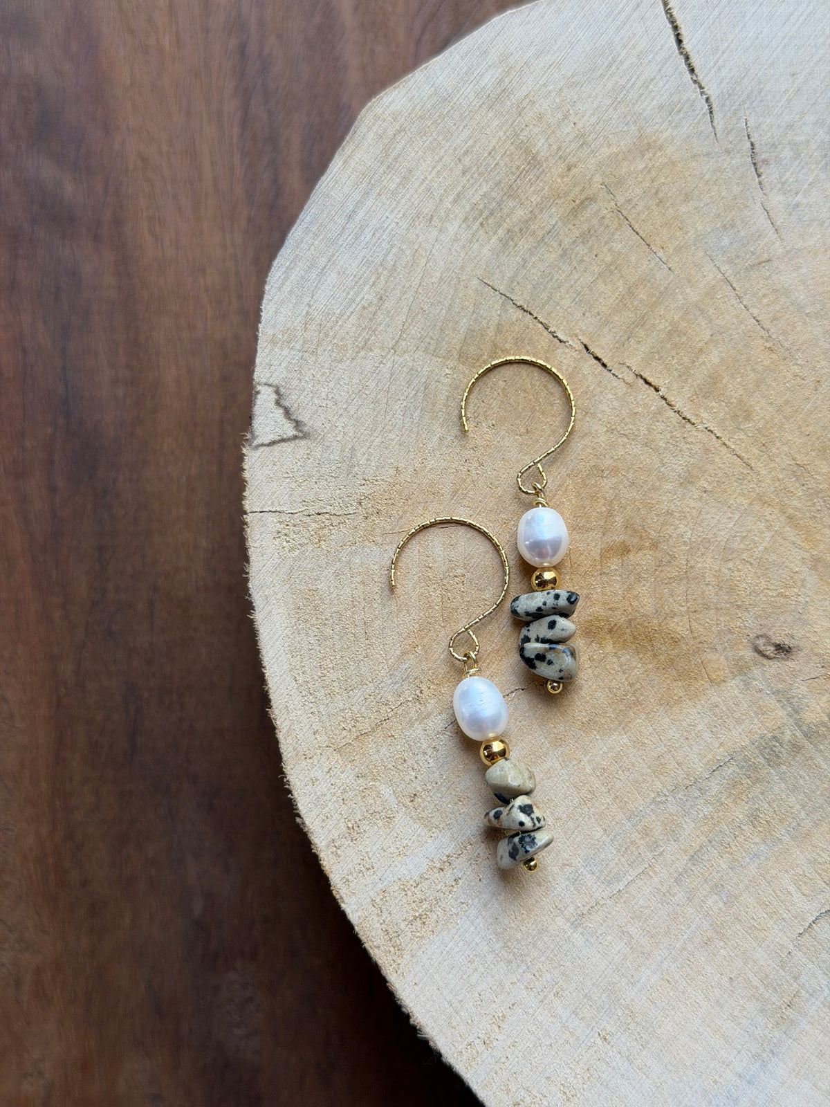 Boucles d’Oreilles Jaspe Dalmatien, Perle d’Eau Douce & Hématite Dorée