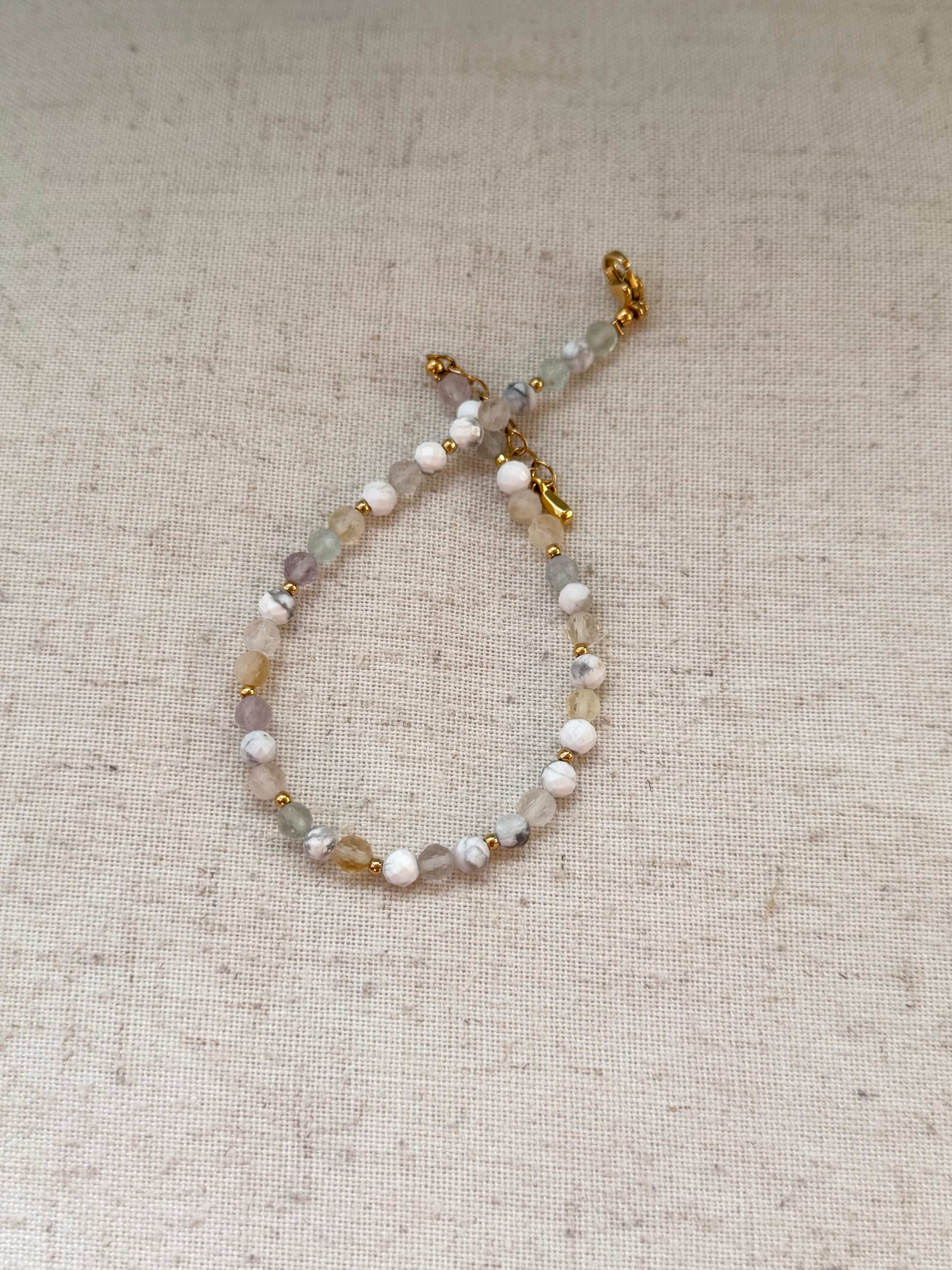 Bracelet en pierres naturelles howlite, fluorine et citrine – Léana