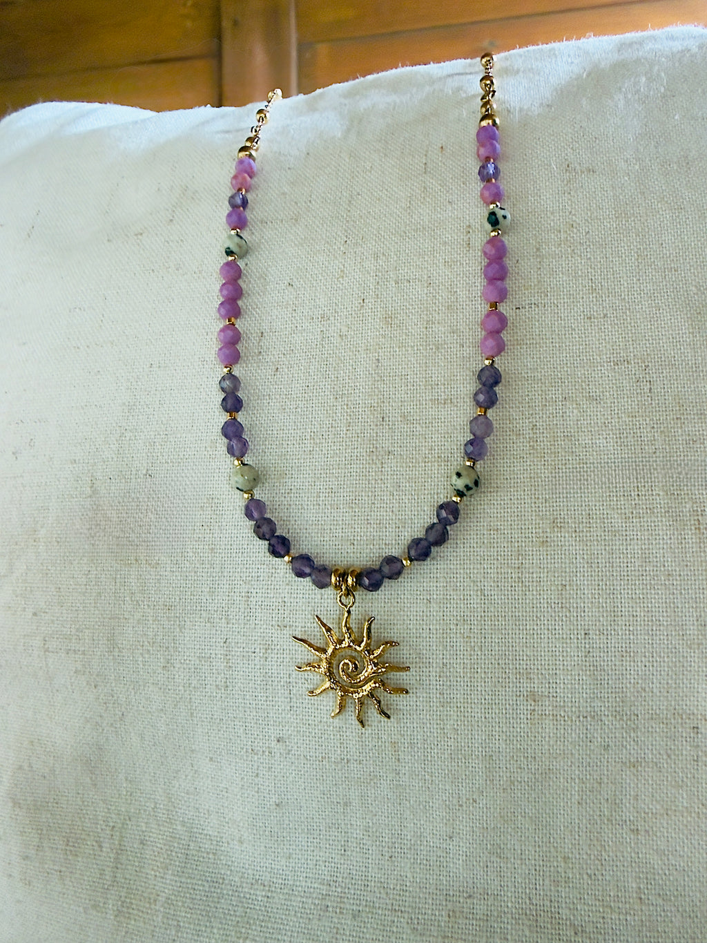 Collier Aura Solaire – Améthyste, phosphosidérite et jaspe dalmatien