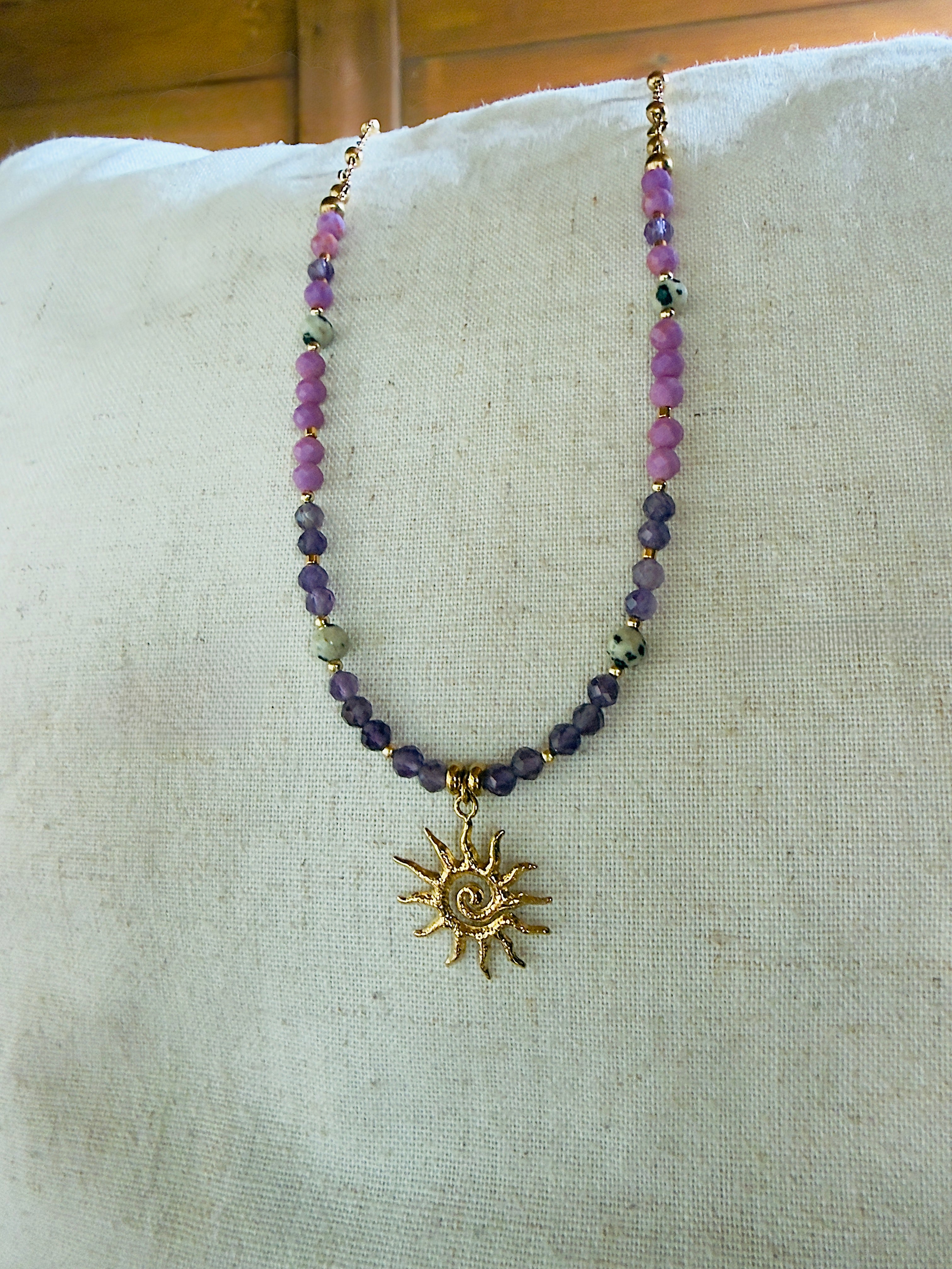 Collier Aura Solaire – Améthyste, phosphosidérite et jaspe dalmatien