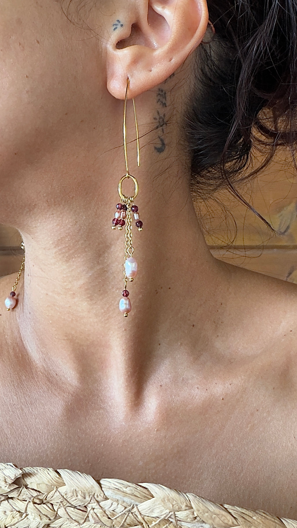 Boucles d’oreilles Énora – Grenat et perles d’eau douce