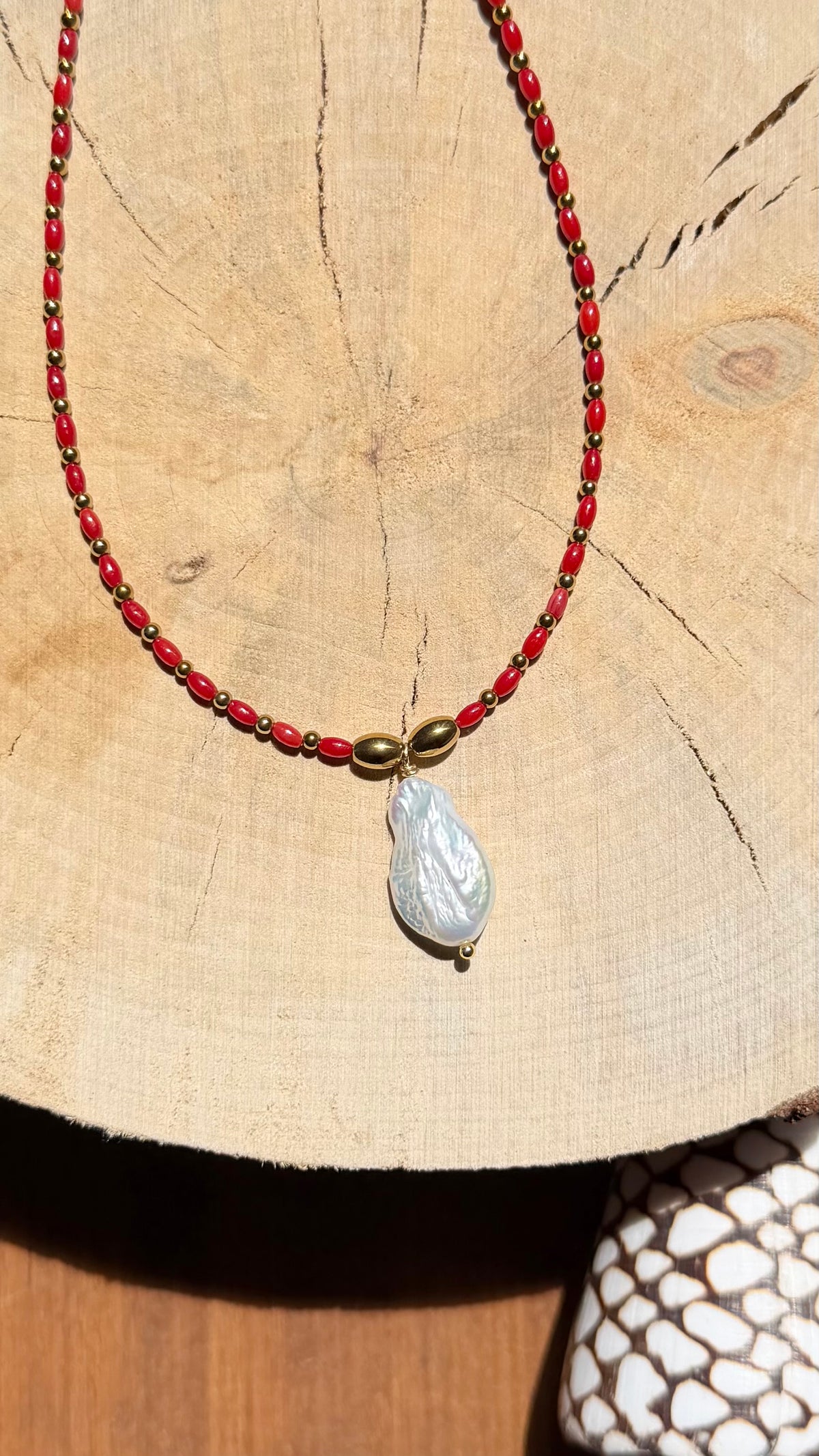 Collier Bambou de mer rouge & Perle d’eau douce baroque