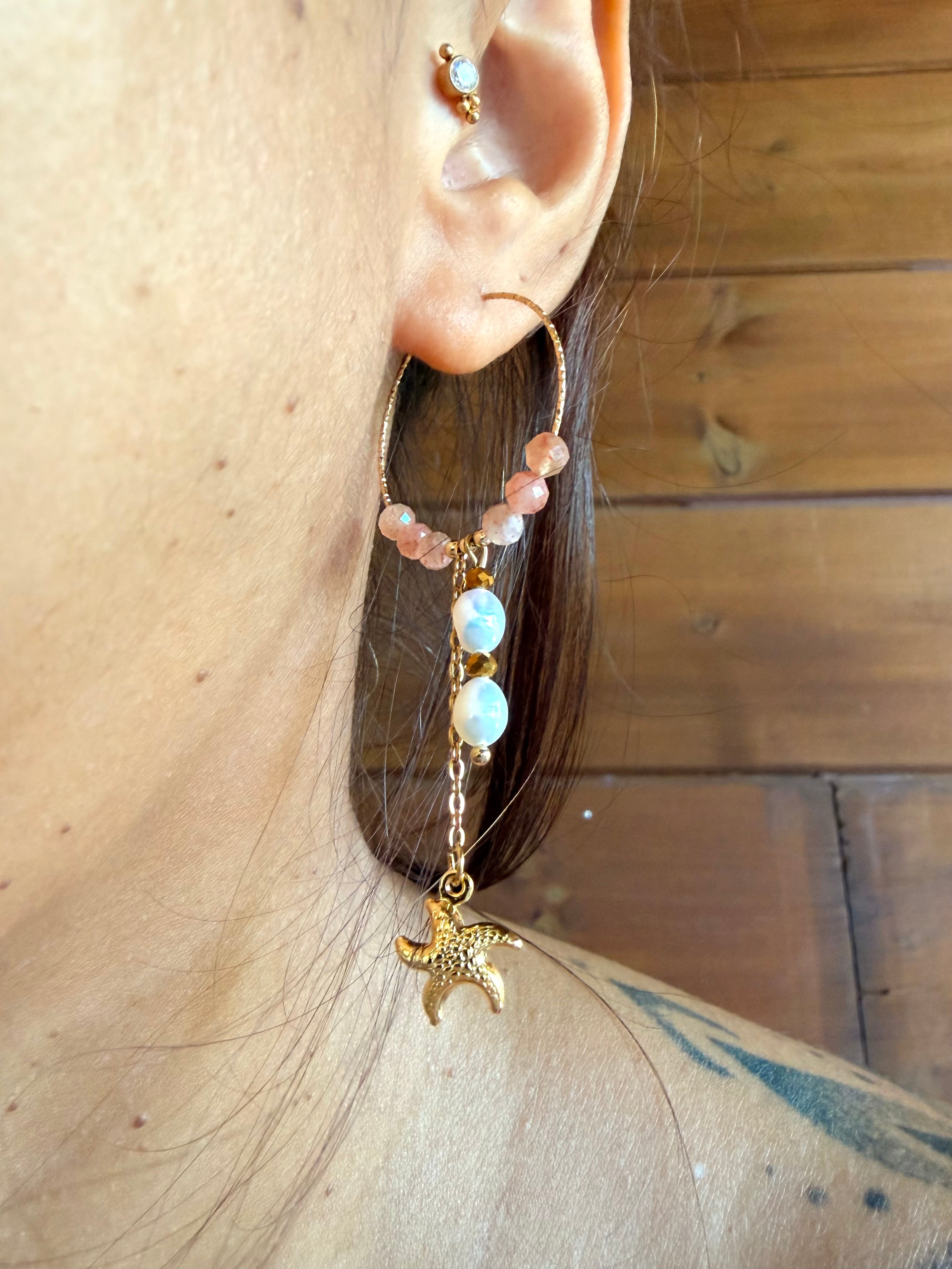 Boucles d’oreilles Soléa – Pierre du soleil, perle d’eau douce et acier inoxydable