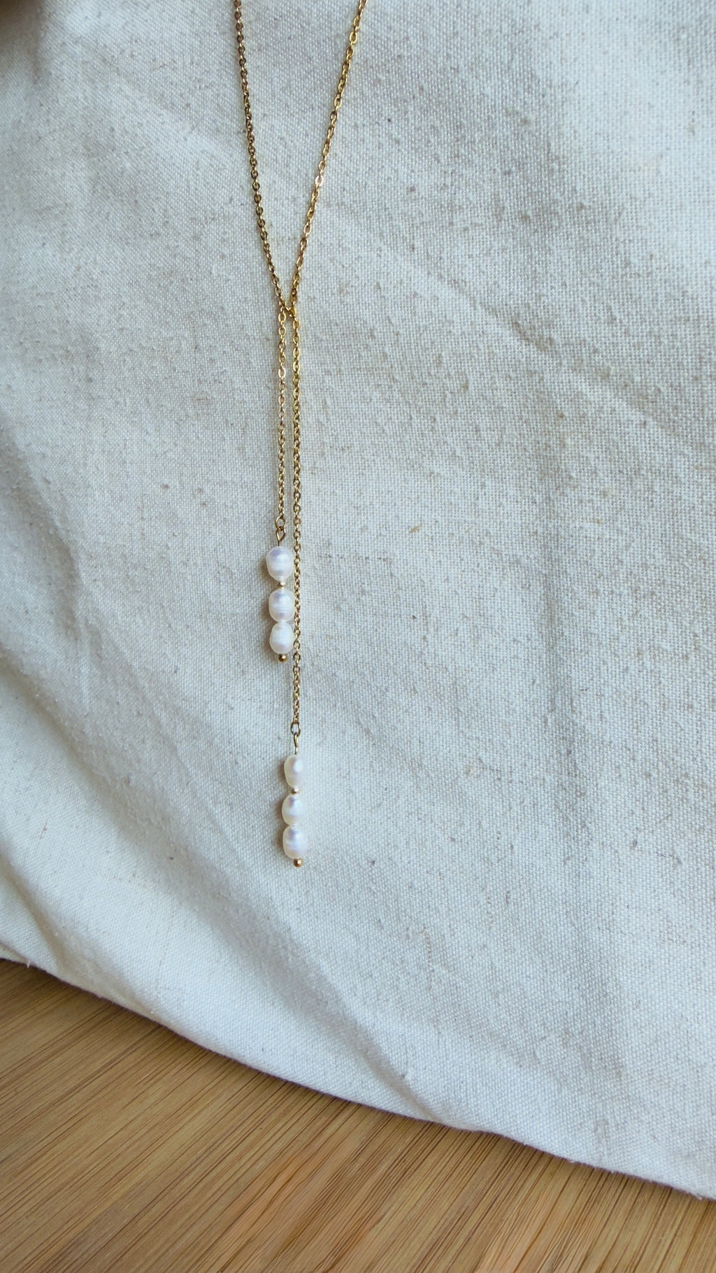 Collier Riviera long en perles d’eau douce et perles dorées en acier inoxydable – Amélia