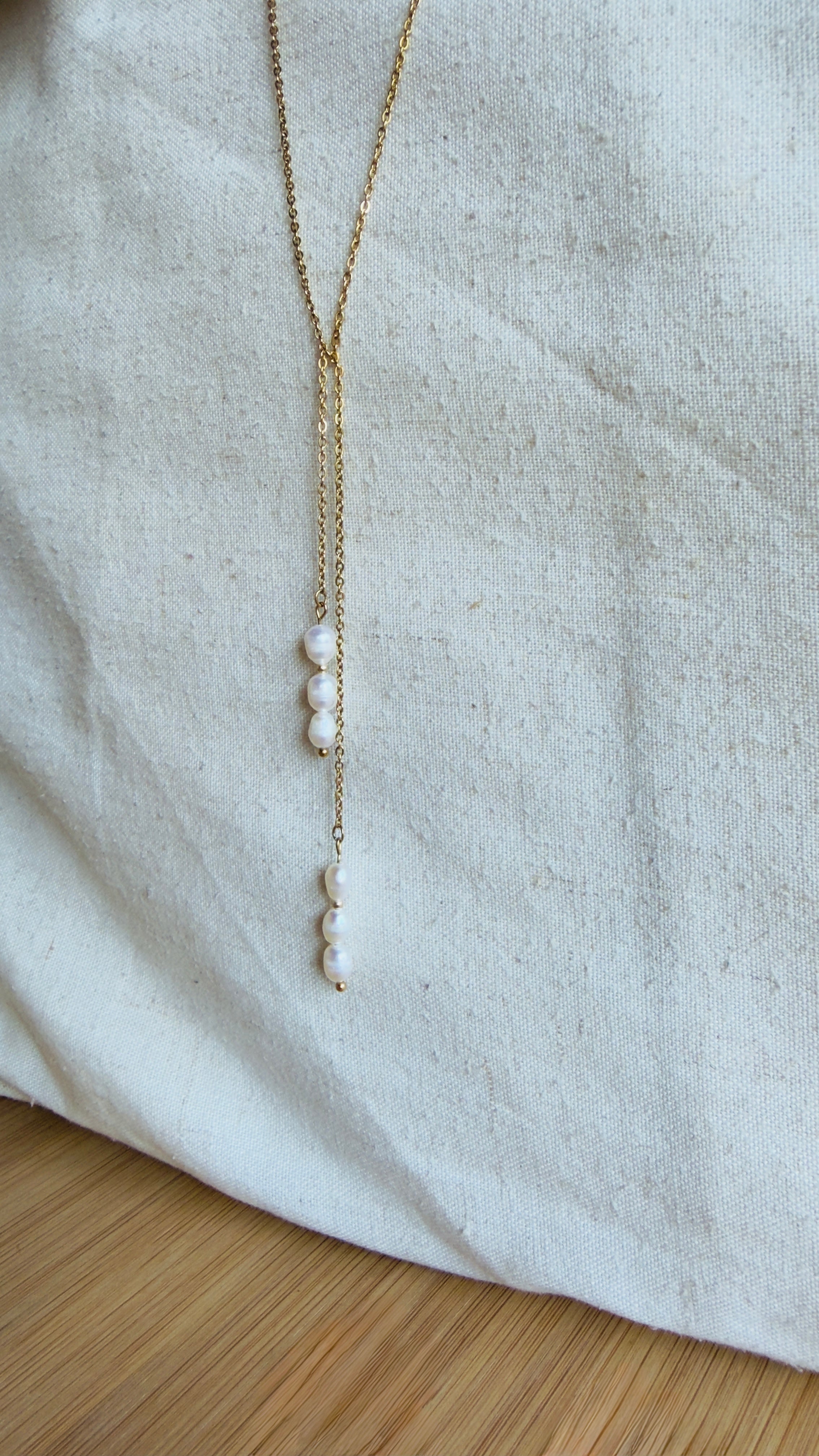 Collier Riviera long en perles d’eau douce et perles dorées en acier inoxydable – Amélia