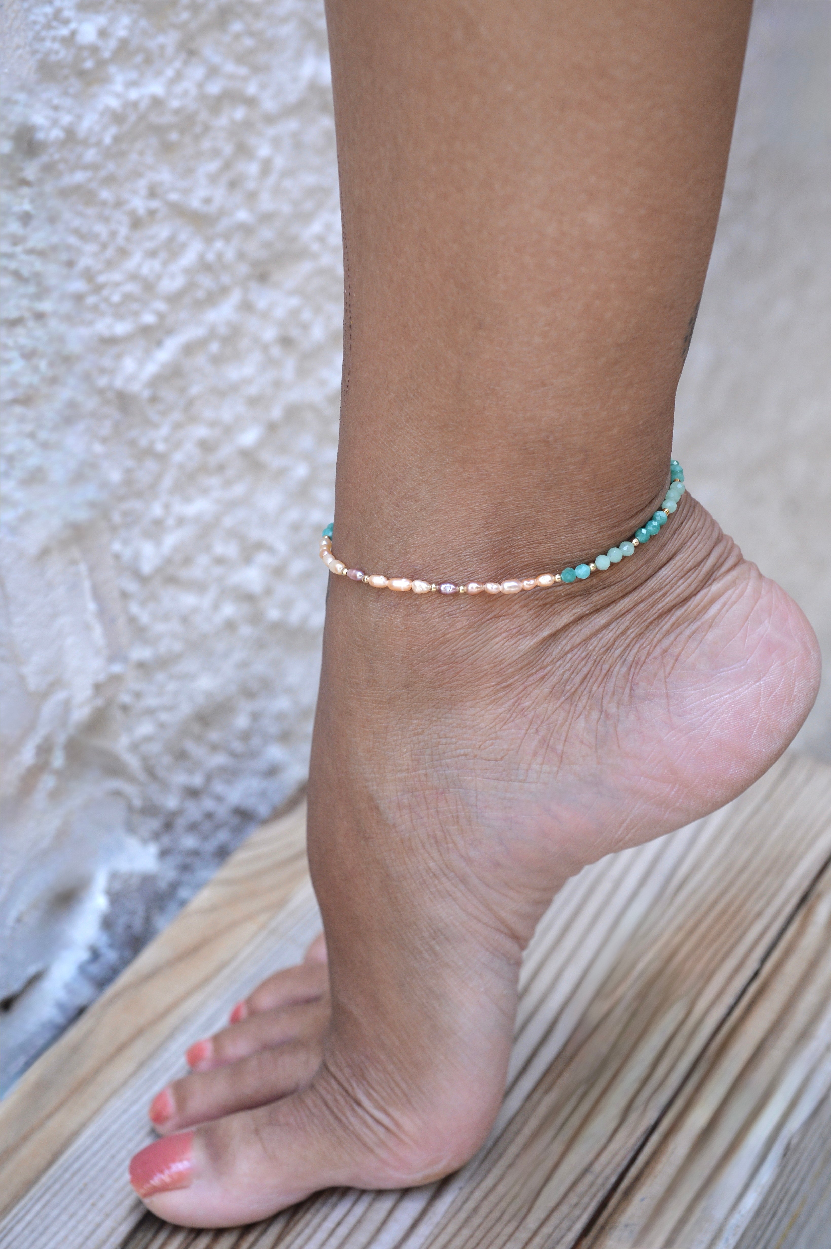 Chaîne de cheville Mila – Jade, amazonite et perles d’eau douce