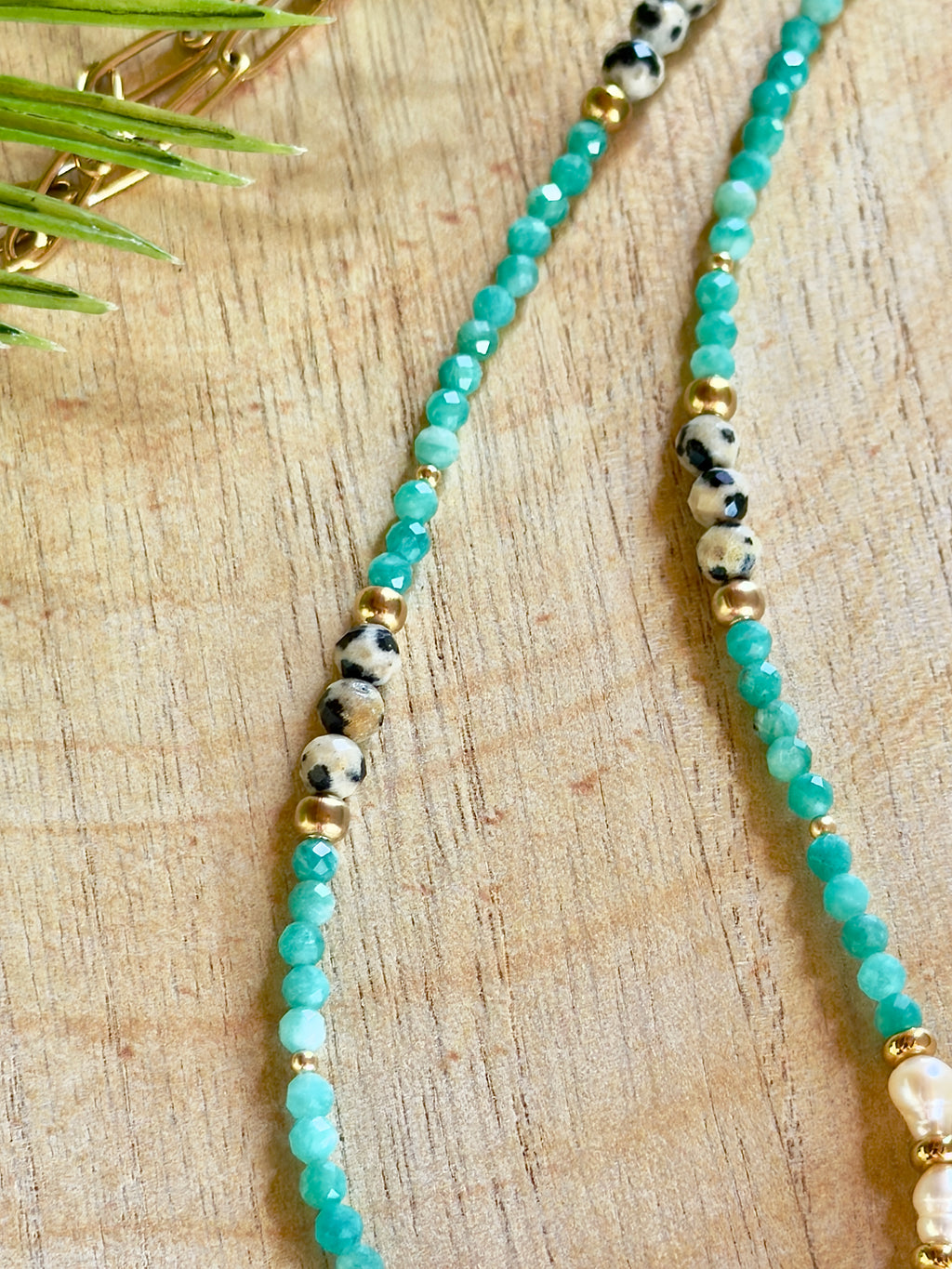 Chaîne de taille naturelle – Amazonite, jaspe dalmatien et perles d’eau douce