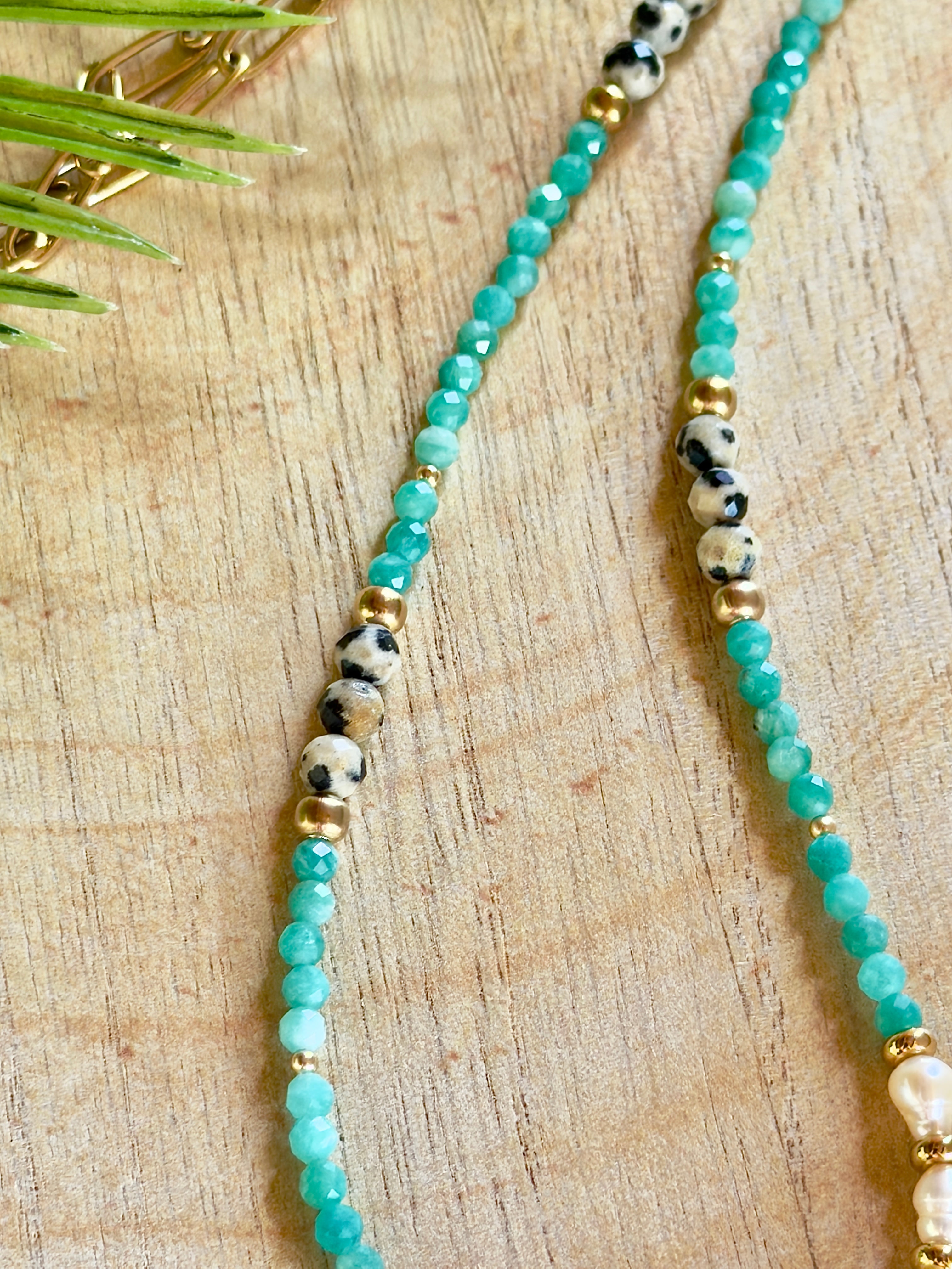 Chaîne de taille naturelle – Amazonite, jaspe dalmatien et perles d’eau douce