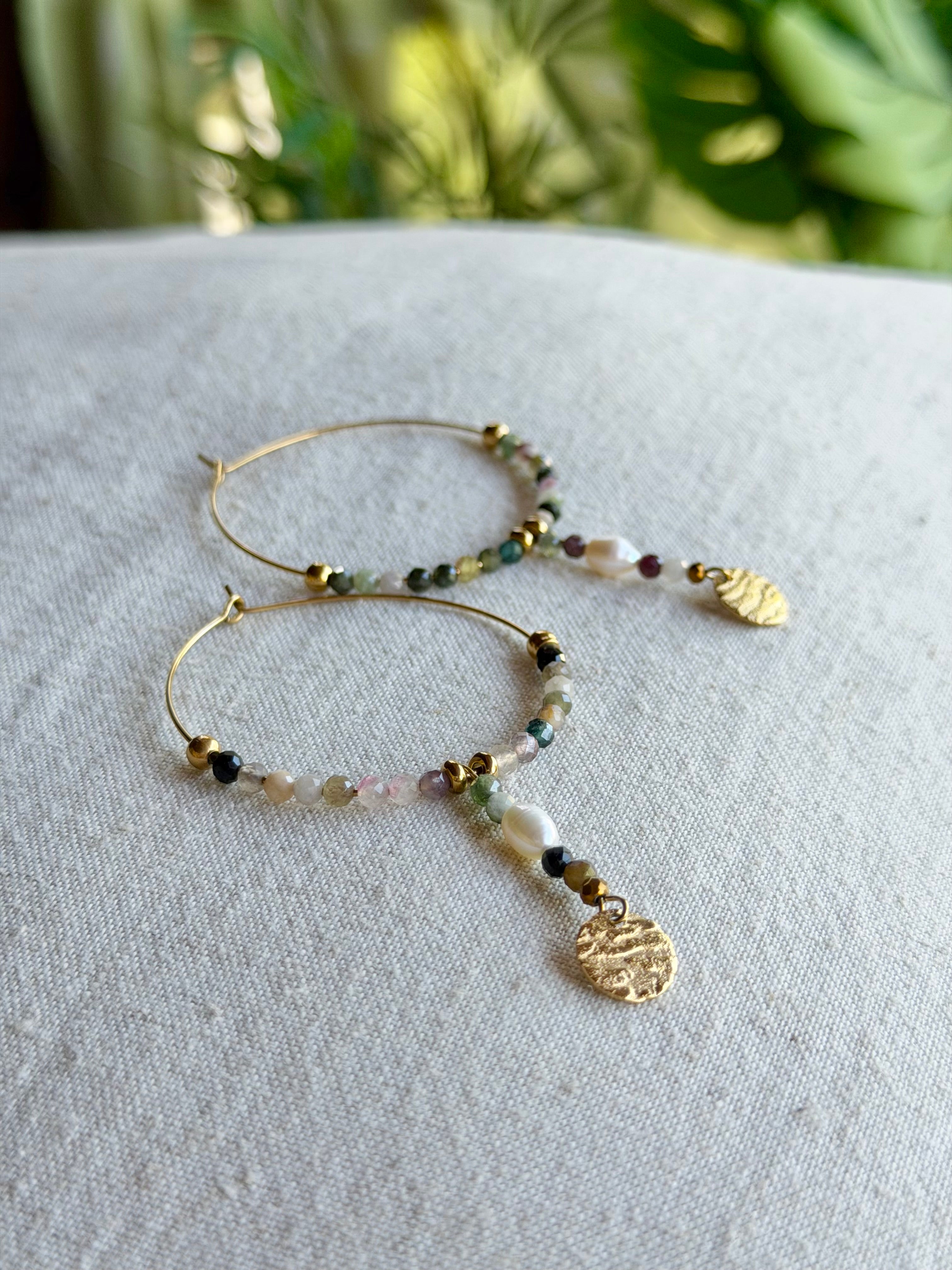 Boucles d’oreilles Maïa – Tourmaline multicolore, perle d’eau douce et acier inoxydable