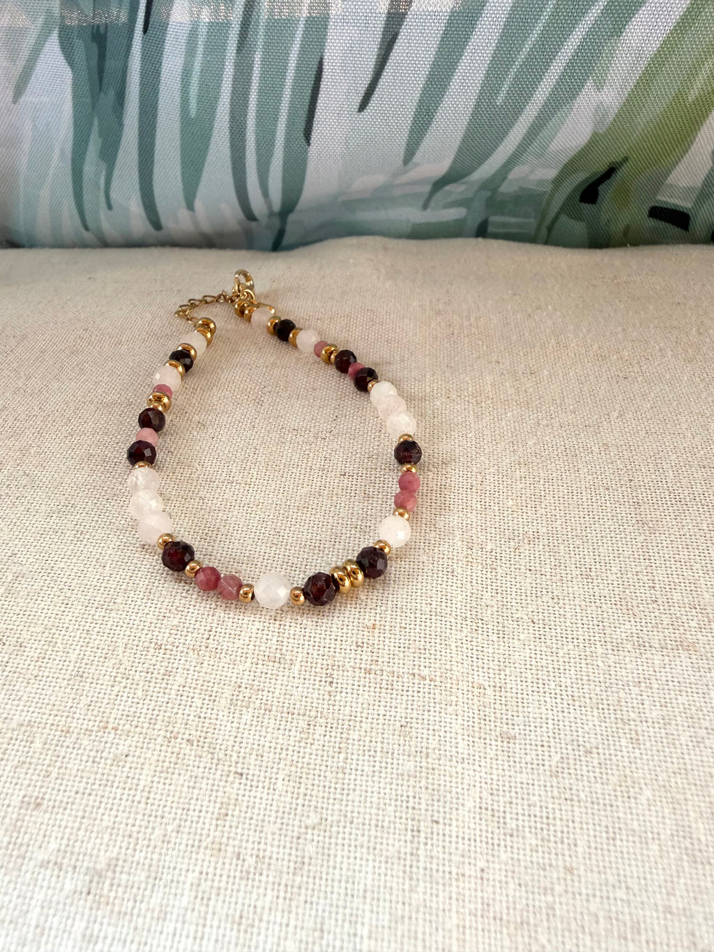 Bracelet en pierres naturelles quartz rose, grenat et rhodonite – Élia
