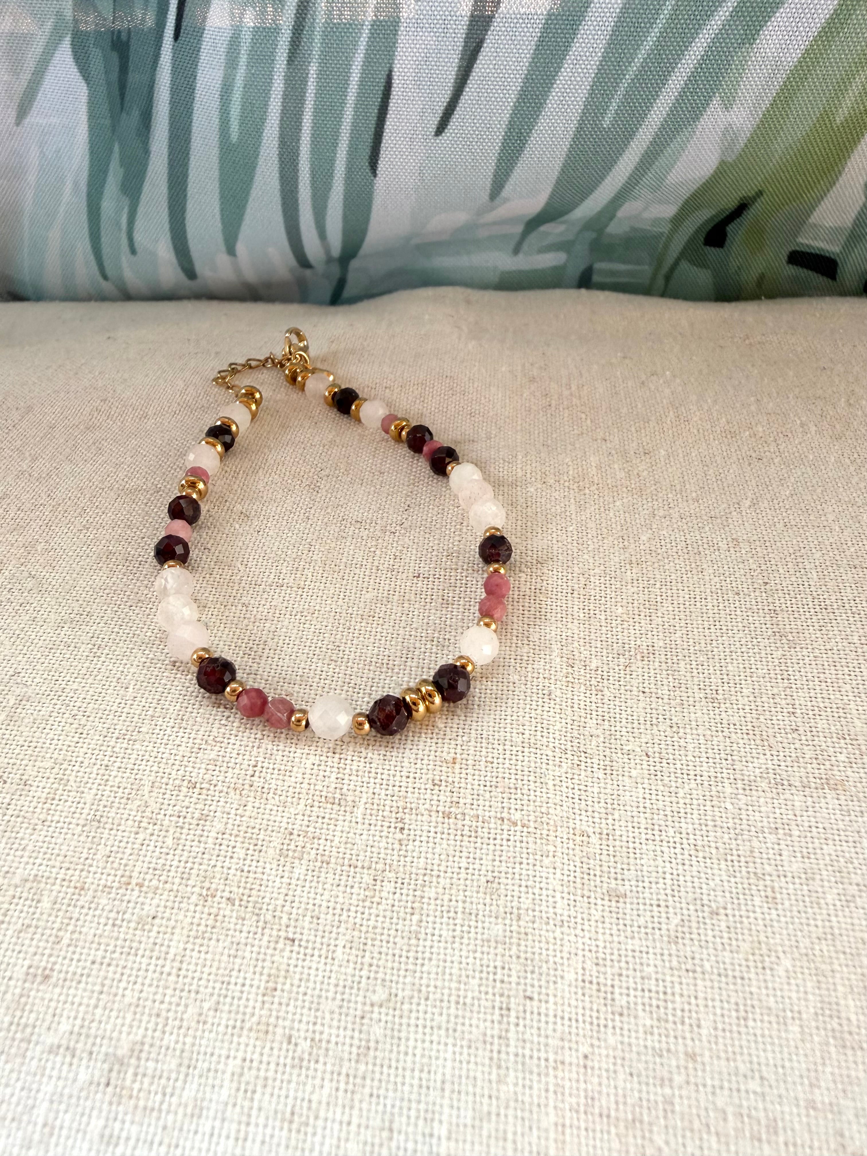 Bracelet en pierres naturelles quartz rose, grenat et rhodonite – Élia