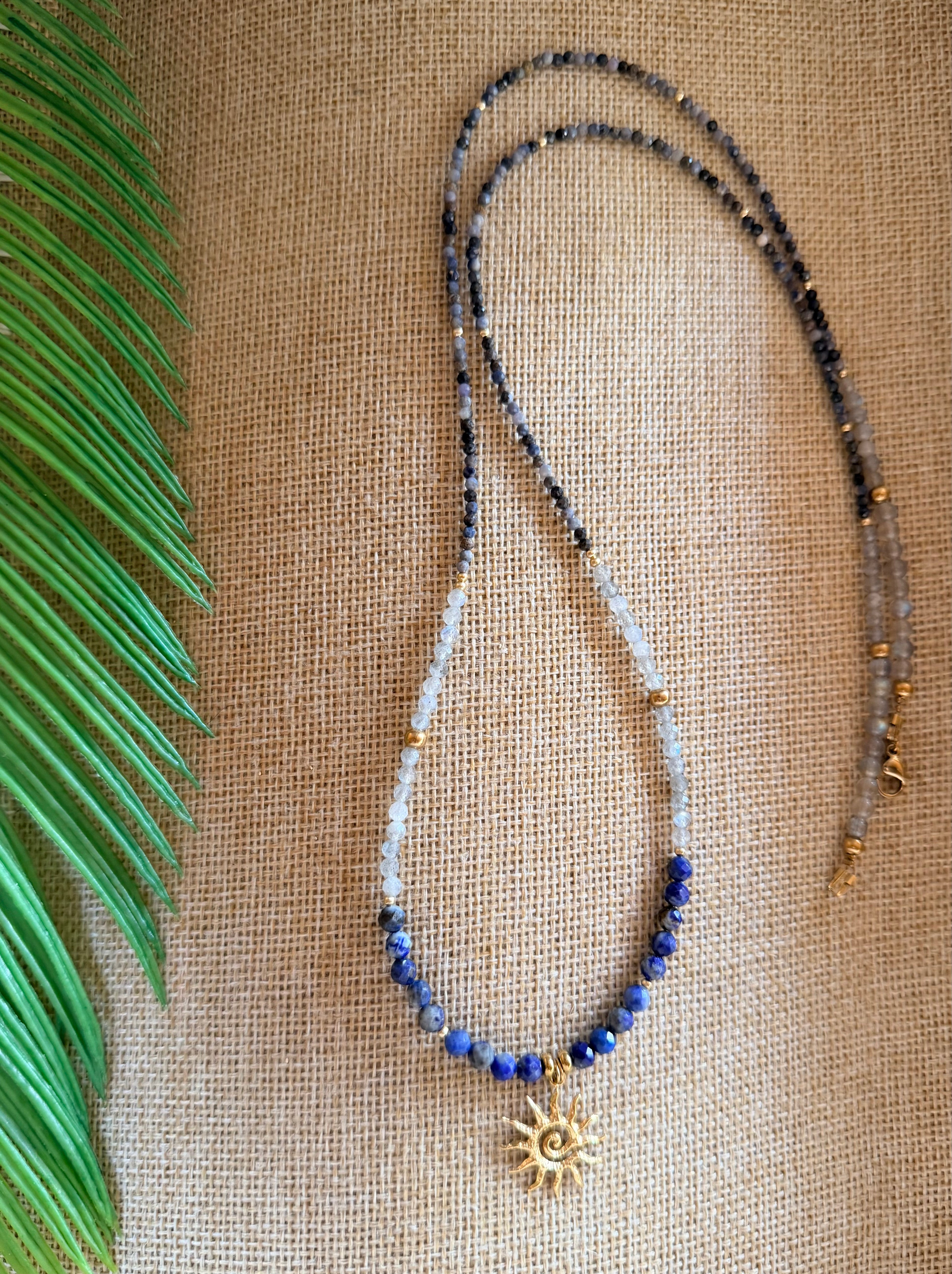 Chaîne de taille solaire – Lapis lazuli, saphir et labradorite