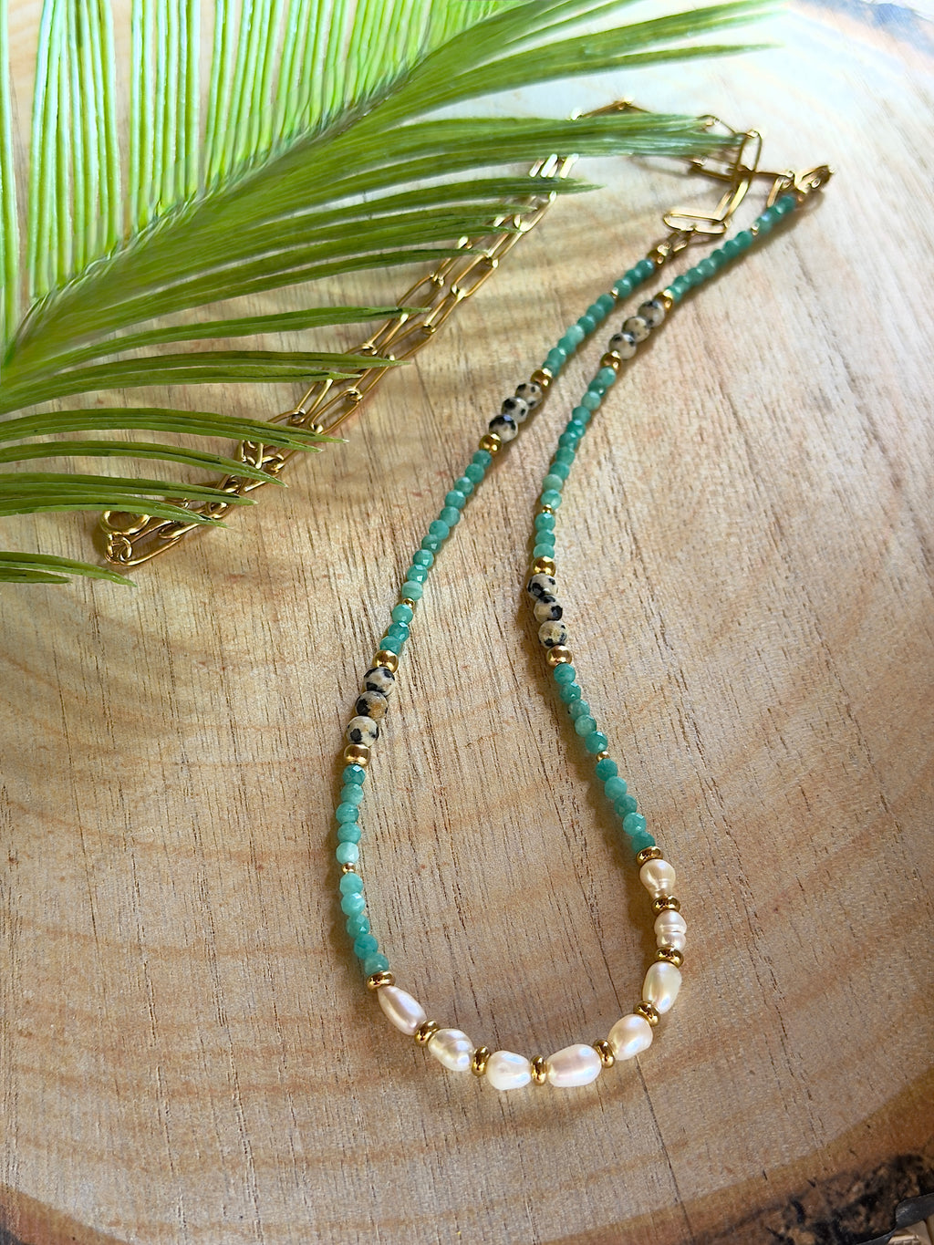 Chaîne de taille naturelle – Amazonite, jaspe dalmatien et perles d’eau douce