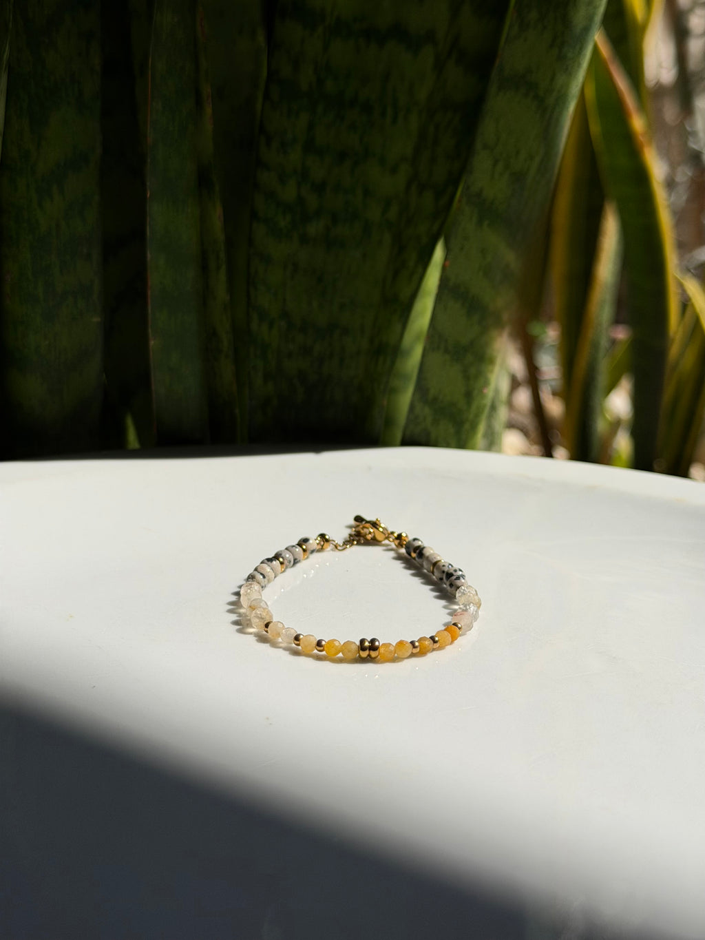 Bracelet en pierres naturelles jaspe dalmatien, citrine et aventurine jaune – Naïa