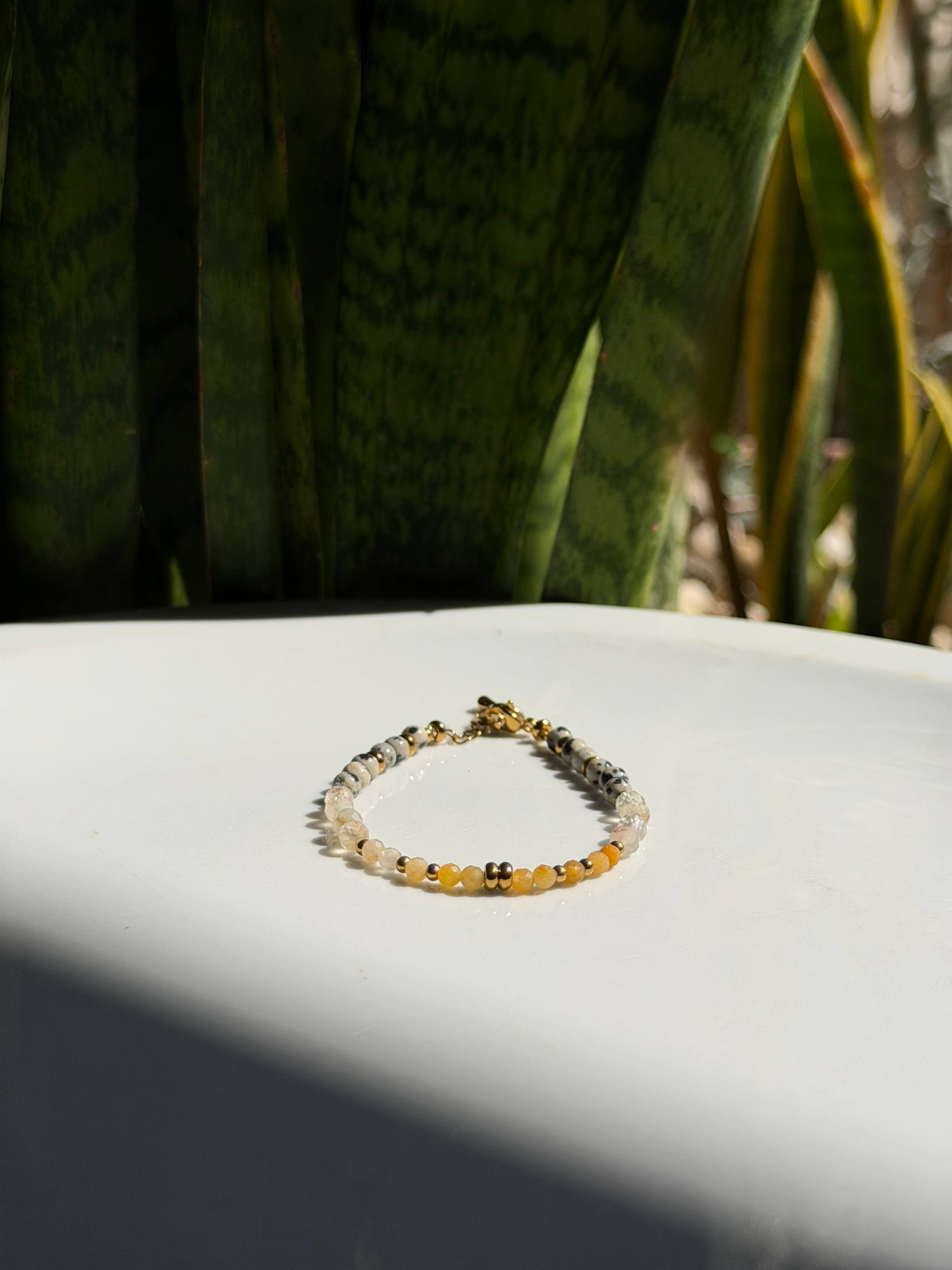 Bracelet en pierres naturelles jaspe dalmatien, citrine et aventurine jaune – Naïa
