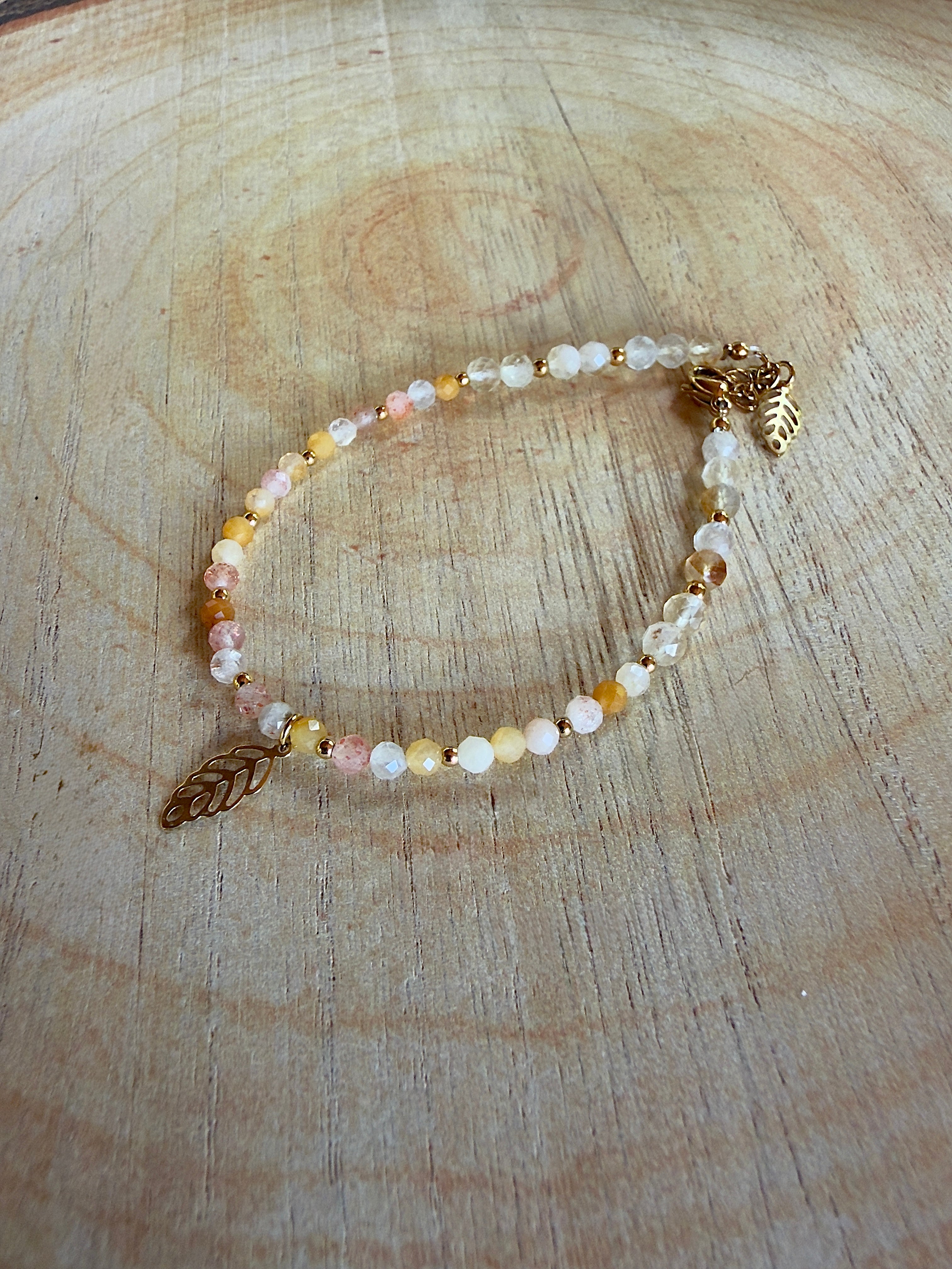 Bracelet en pierres naturelles citrine, pierre du soleil et aventurine jaune avec breloque feuille en acier – Aurélia