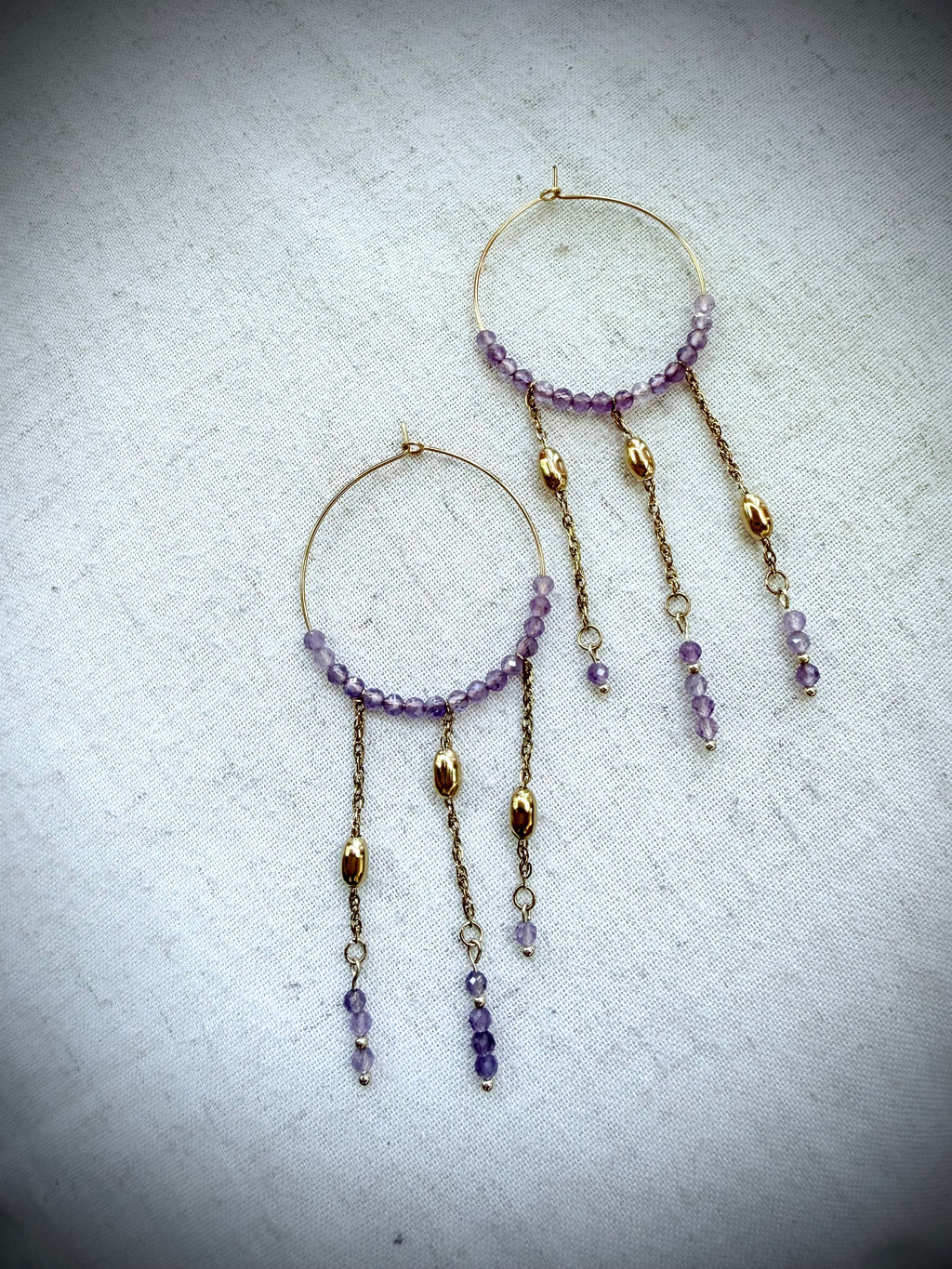 Boucles d’oreilles Ysia – Améthyste naturelle et chaînes en acier inoxydable