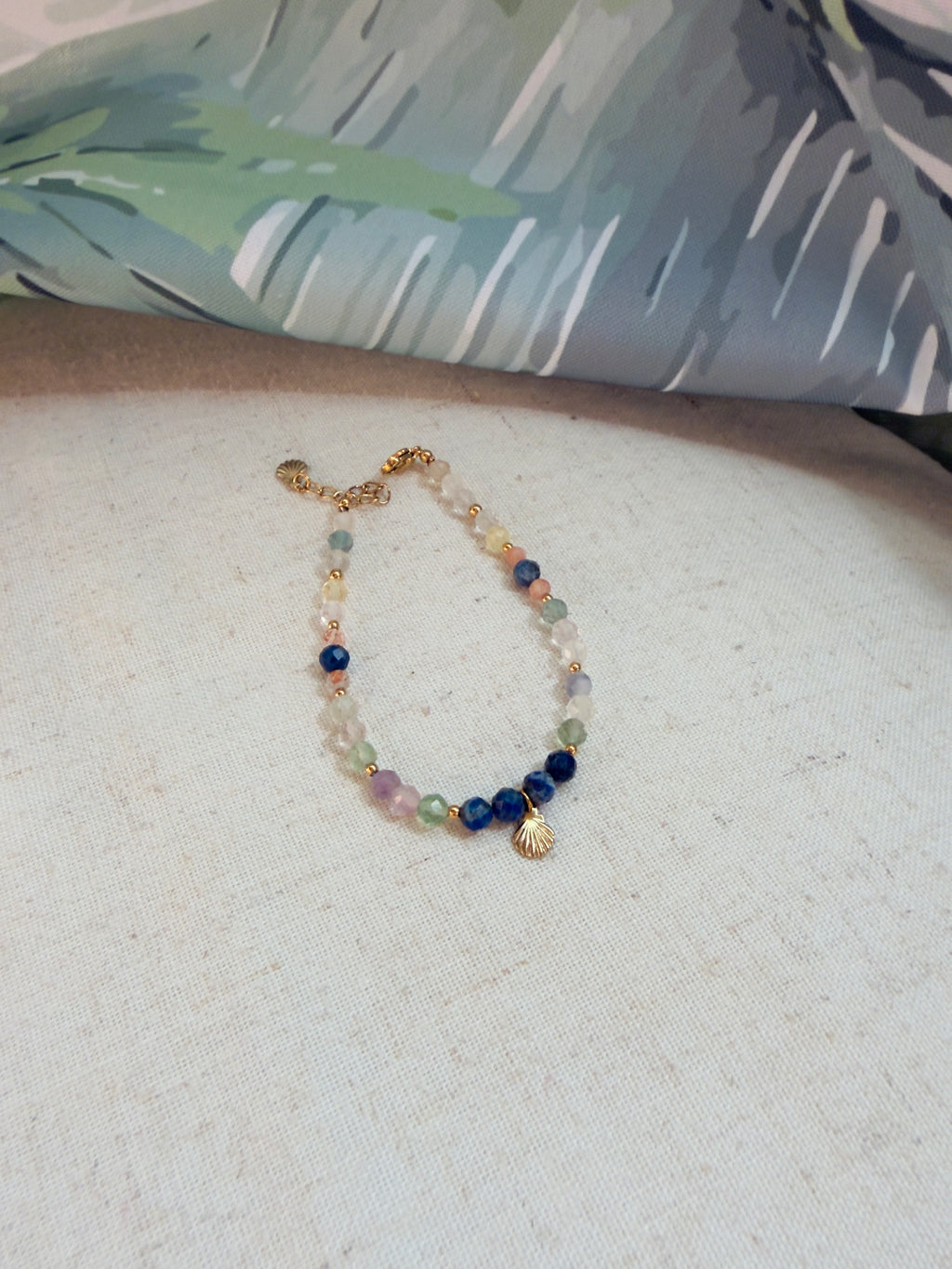 Bracelet en pierres naturelles fluorite, lapis lazuli et pierre du soleil avec pendentif coquillage – Océa