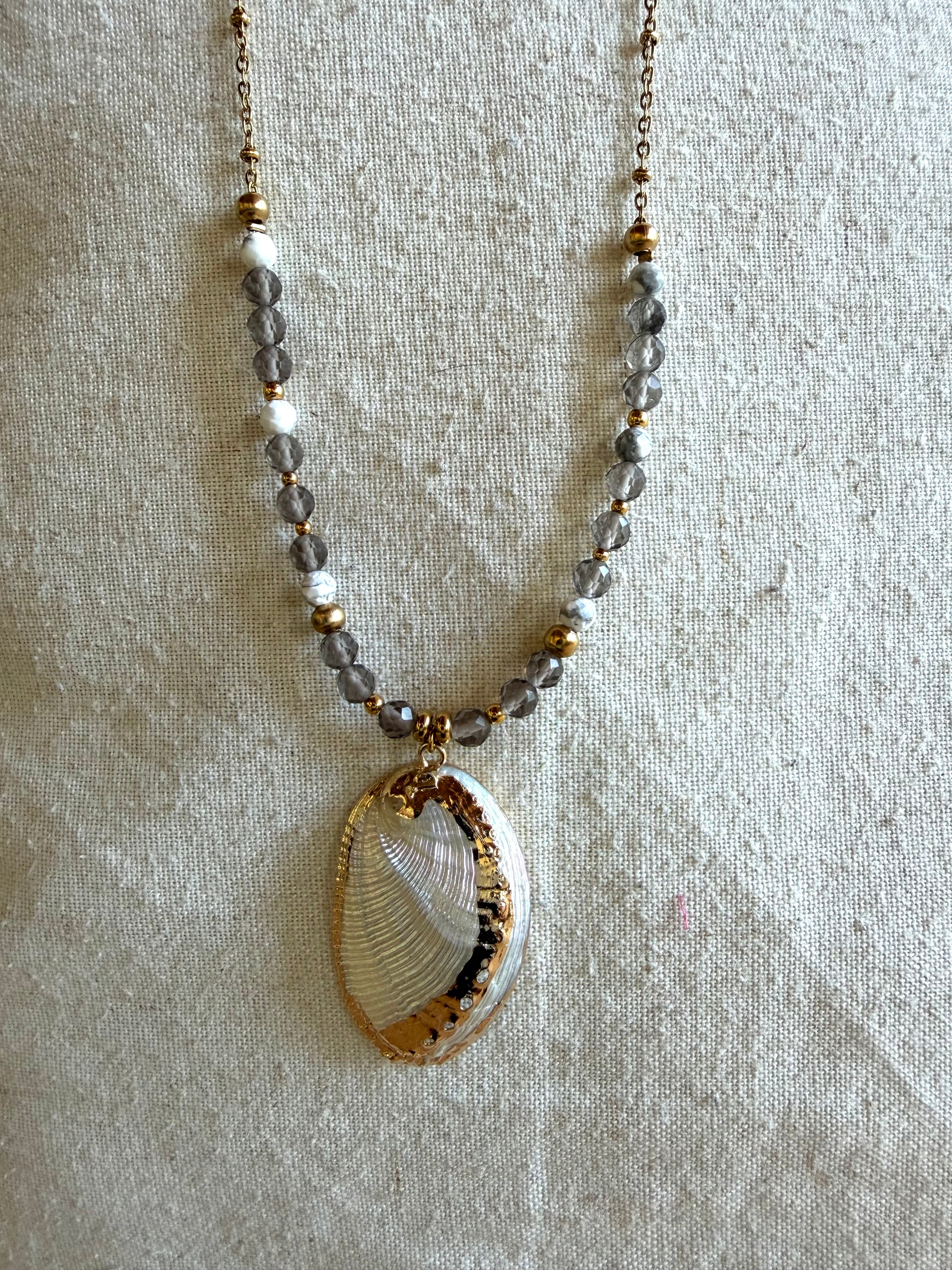 ✨ Collier Calypso – Howlite, Quartz Fumé & Coquillage Paua