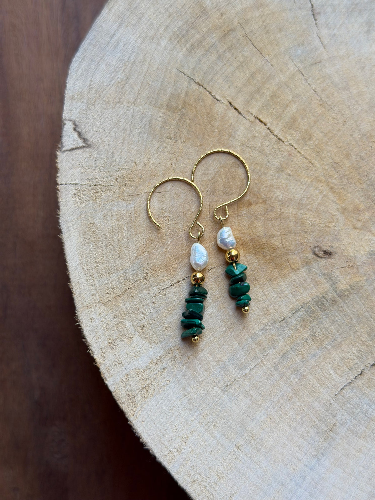 Boucles d’Oreilles Malachite, Perle d’Eau Douce & Hématite Dorée