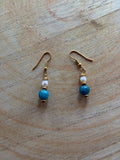 Boucles d’oreilles Apatite Bleue, Hématite Dorée & Perle d’Eau Douce