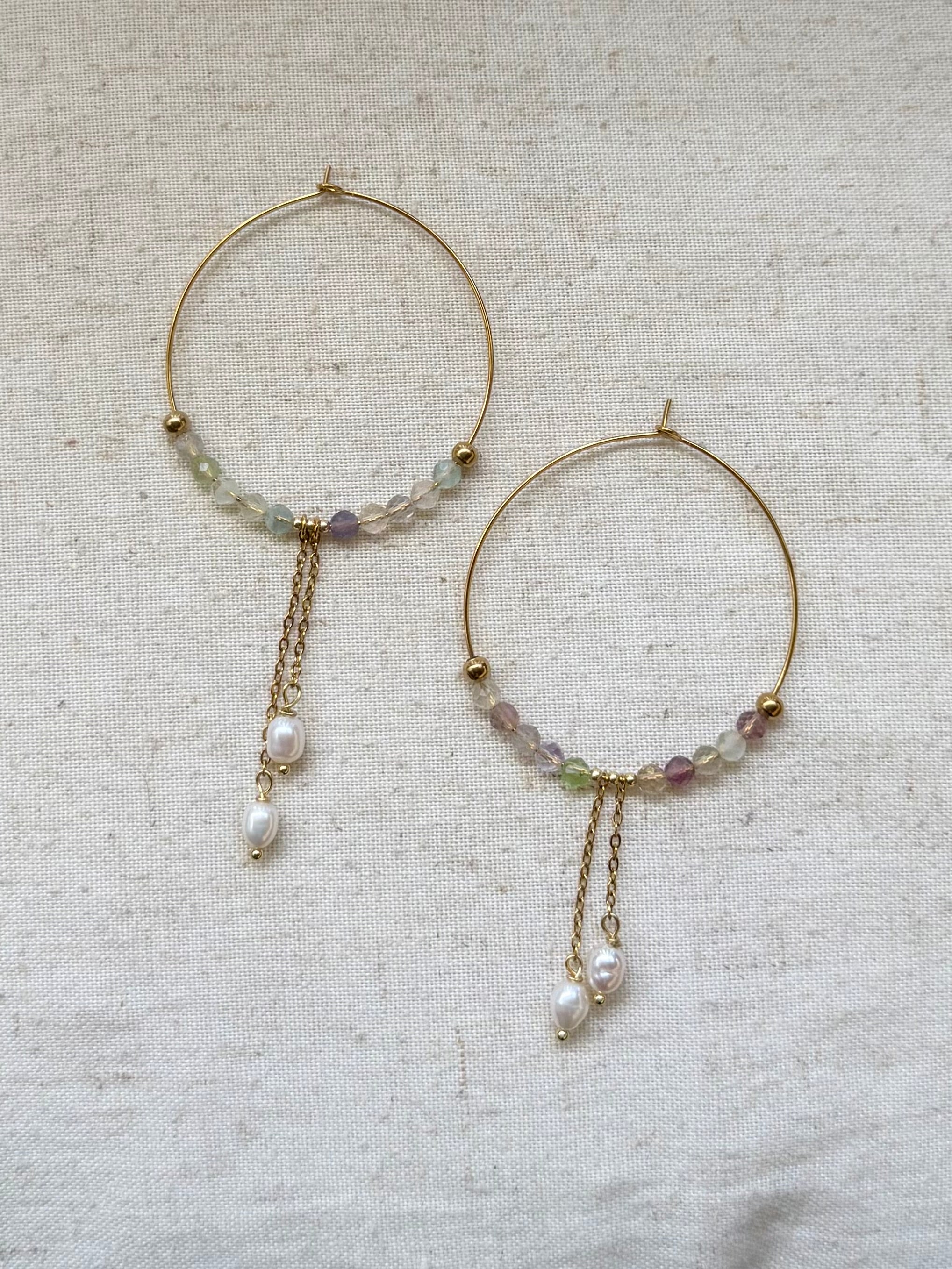 ✨ Boucles d’oreilles Soline – Fluorite naturelle, perle d’eau douce et acier inoxydable