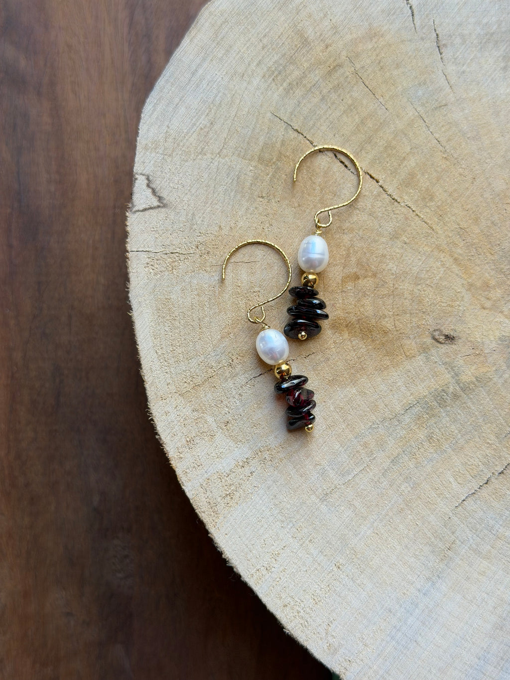Boucles d’Oreilles Grenat, Perle d’Eau Douce & Hématite Dorée