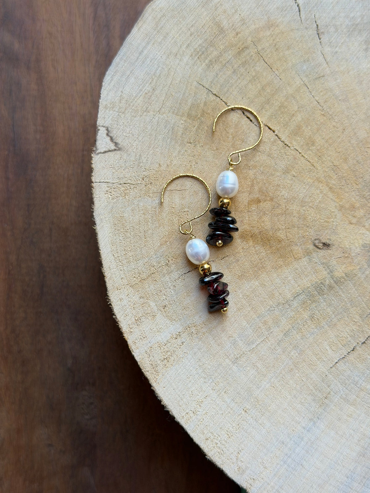Boucles d’Oreilles Grenat, Perle d’Eau Douce & Hématite Dorée